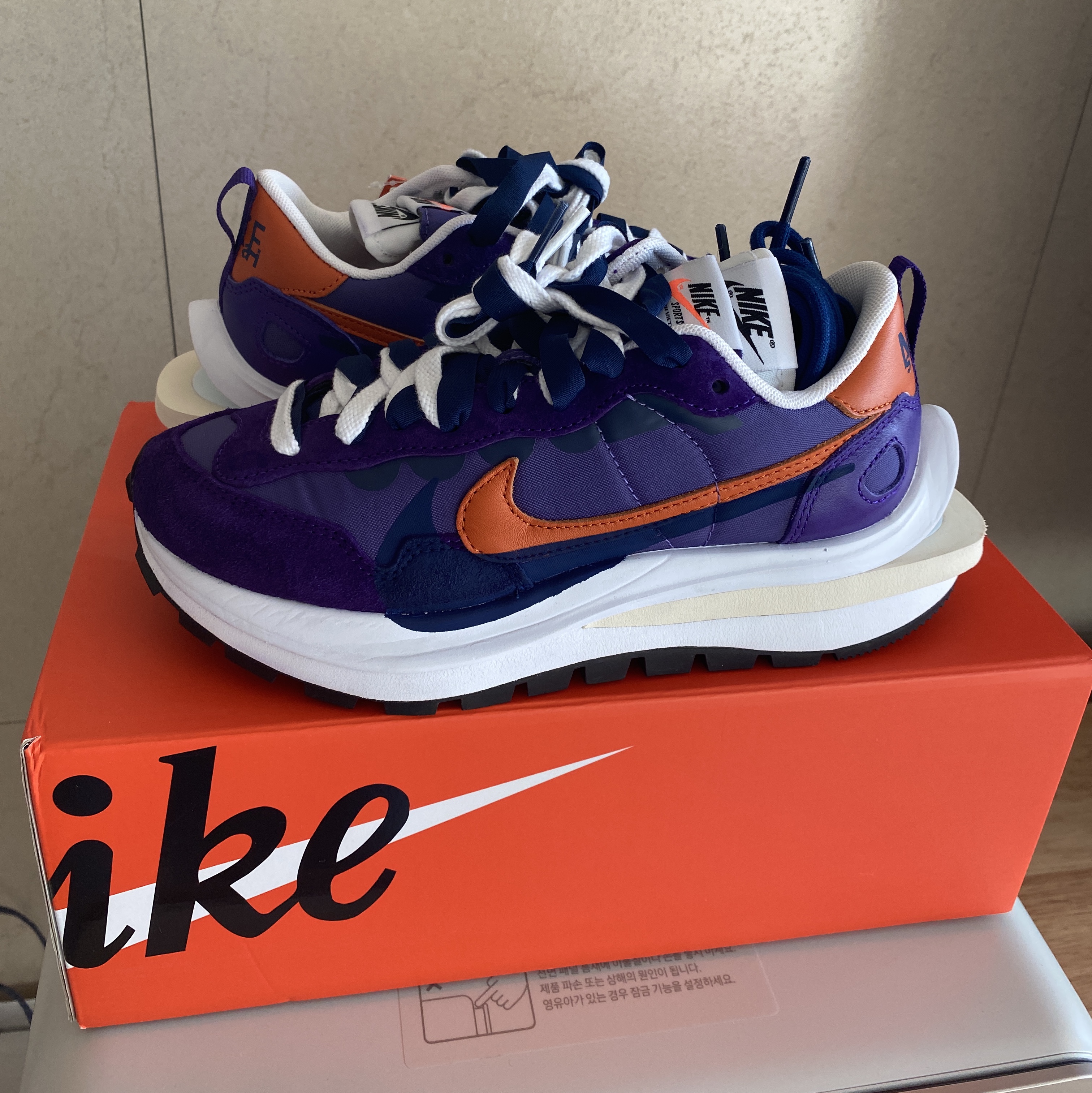 Nike x Sacai VaporWaffle Dark Iris 착용 스타일