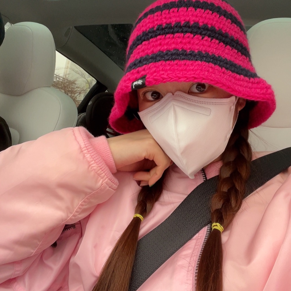 Stussy Swirl Knit Bucket Hat Hot Pink 착용 스타일 - 1