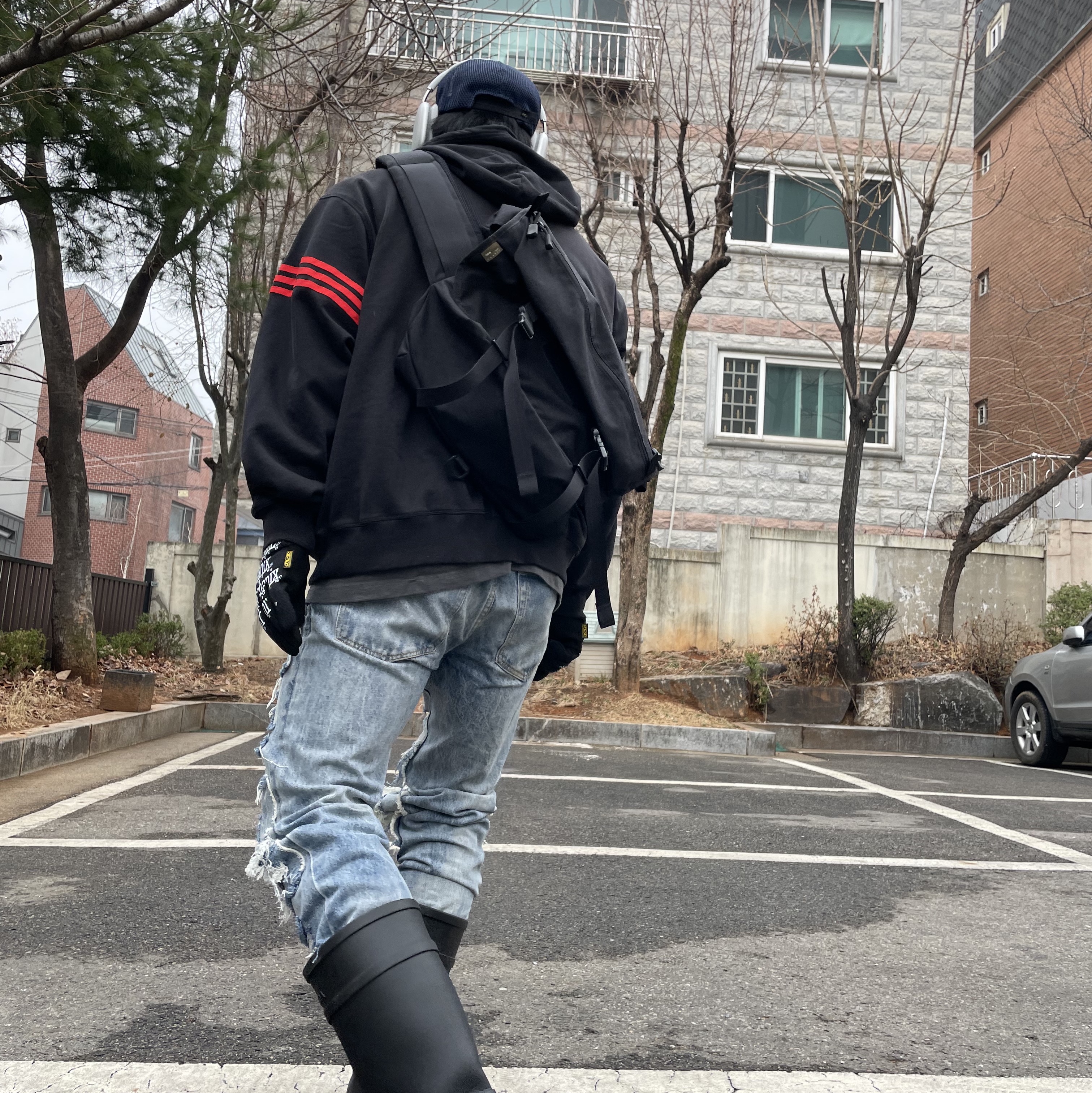 Balenciaga x Crocs Rubber Boot Black, Apple AirPods Max Lightning Silver (Korean Ver.) 착용 스타일 - 5