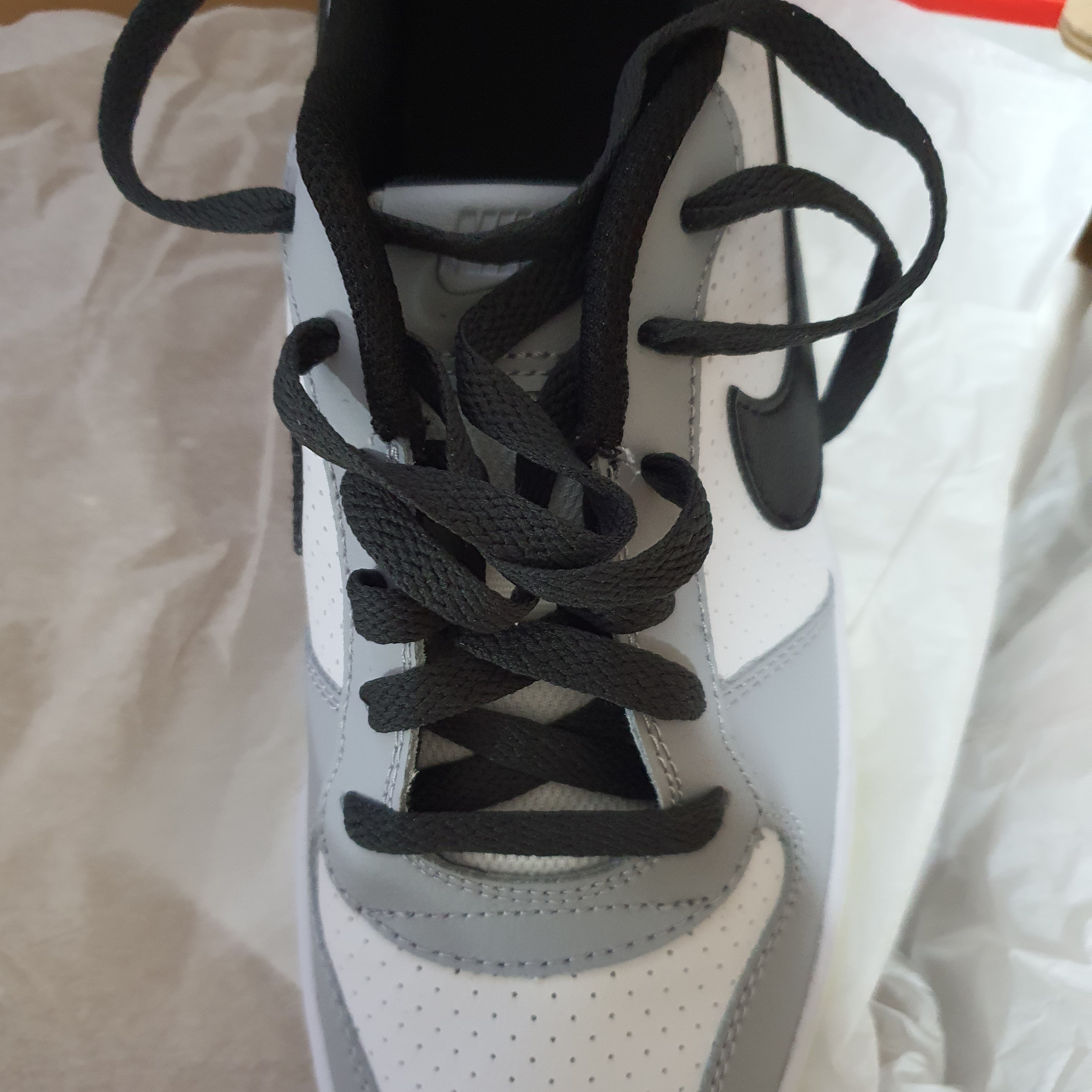 (GS) Nike Court Borough Low White Black Wolf Grey 착용 스타일 - 2