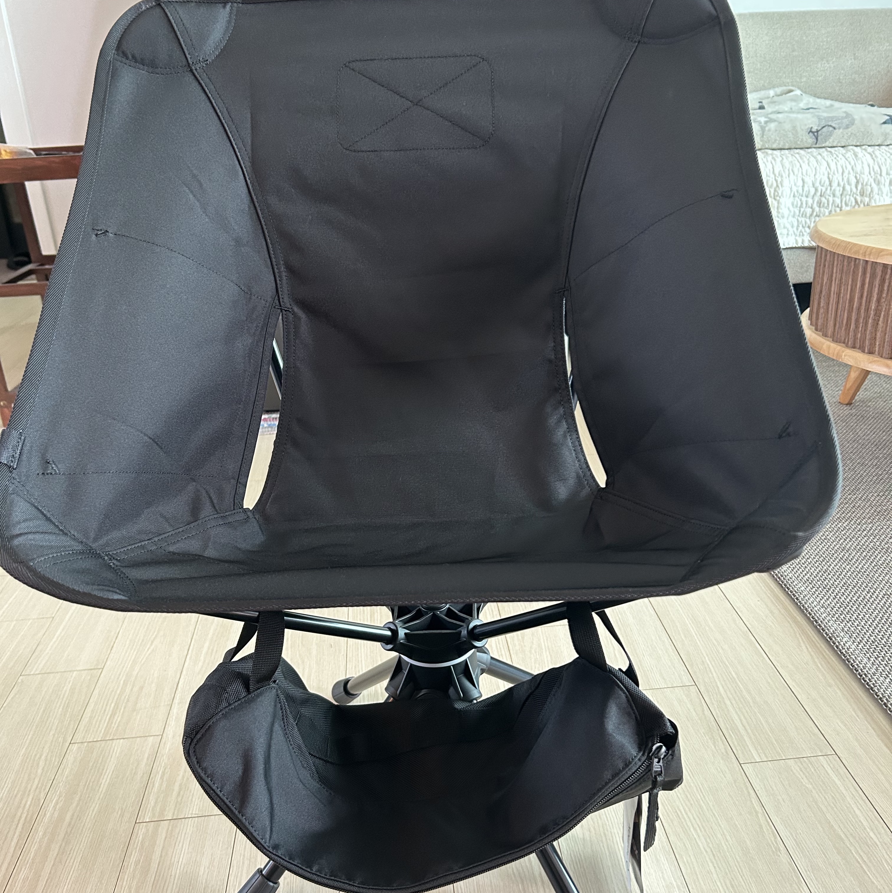 Helinox Tactical Swivel Chair Black 착용 스타일