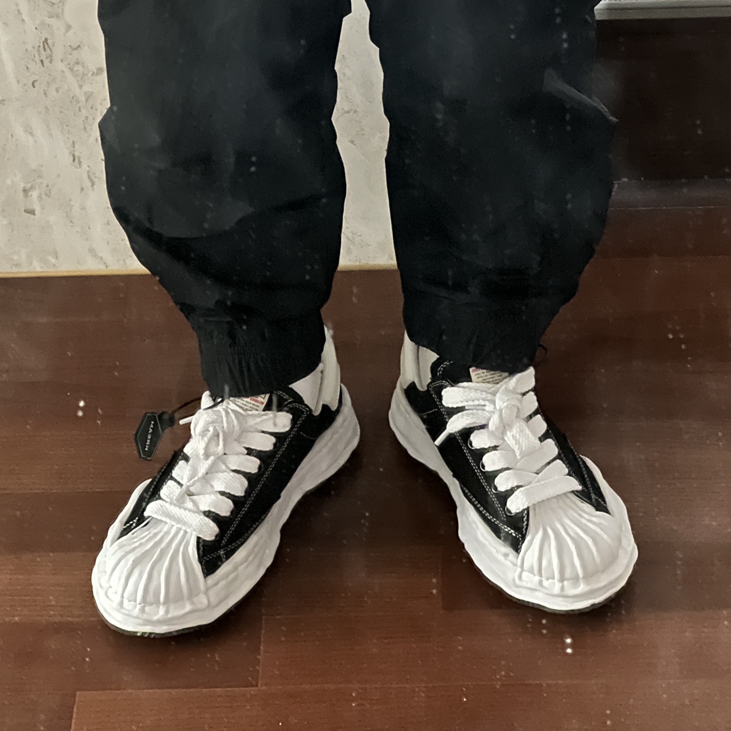 Maison Mihara Yasuhiro Blakey OG Sole Canvas Low-top Sneakers Black White, Stussy Basic Stussy T-Shirt White 2022 착용 스타일 - 3