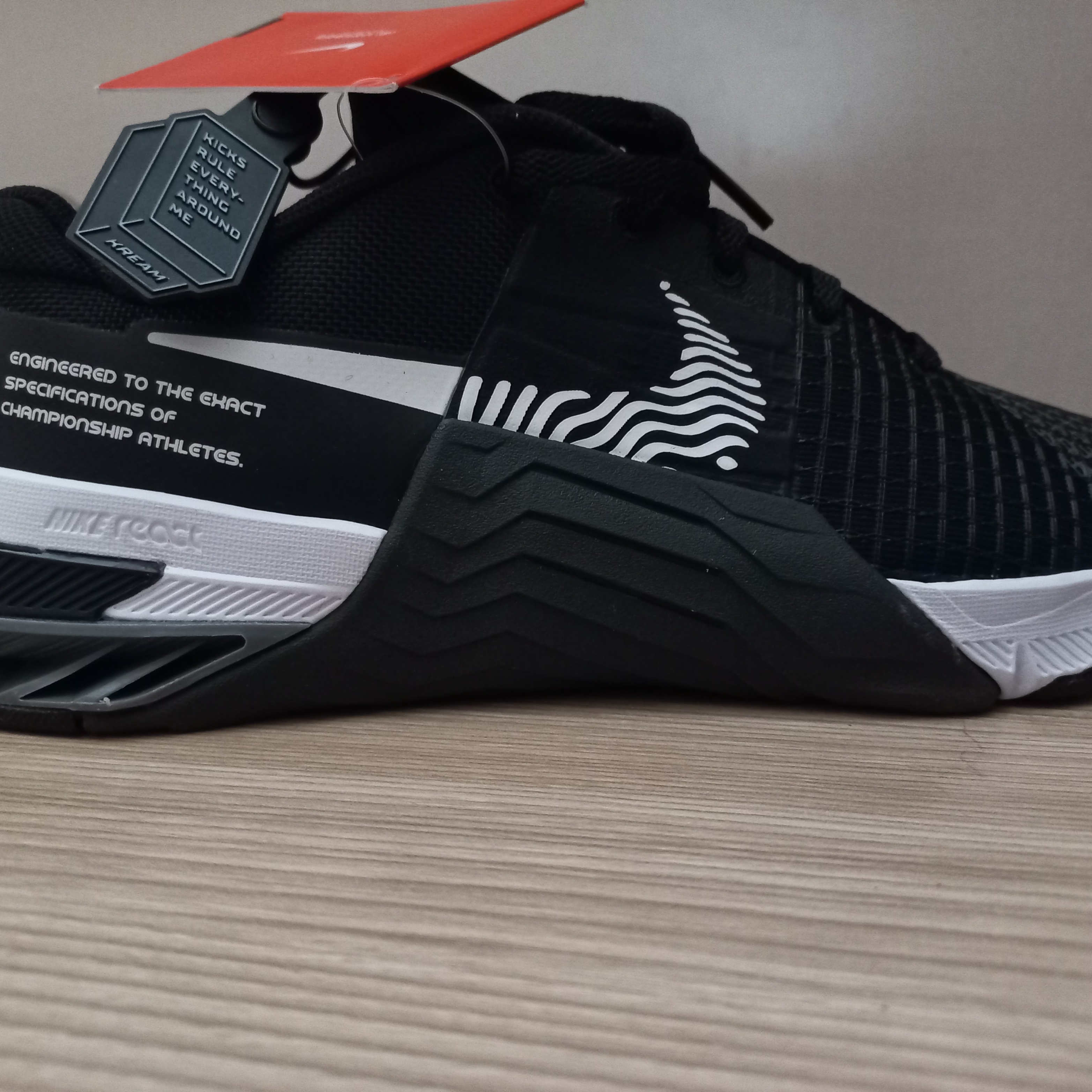 Nike Metcon 8 Black White 착용 스타일 - 2