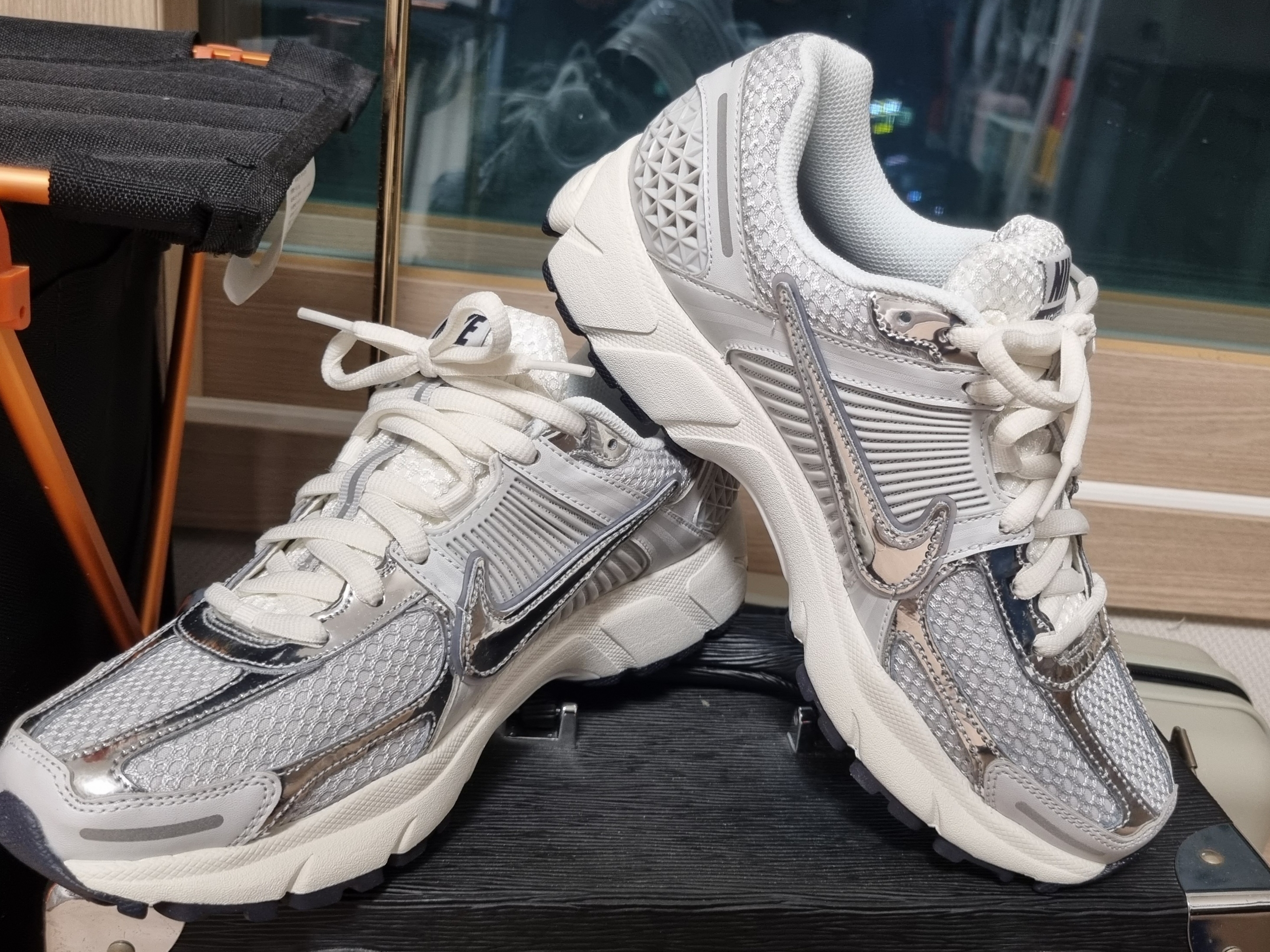 (W) Nike Zoom Vomero 5 Photon Dust and Metallic Silver 착용 스타일 - 2