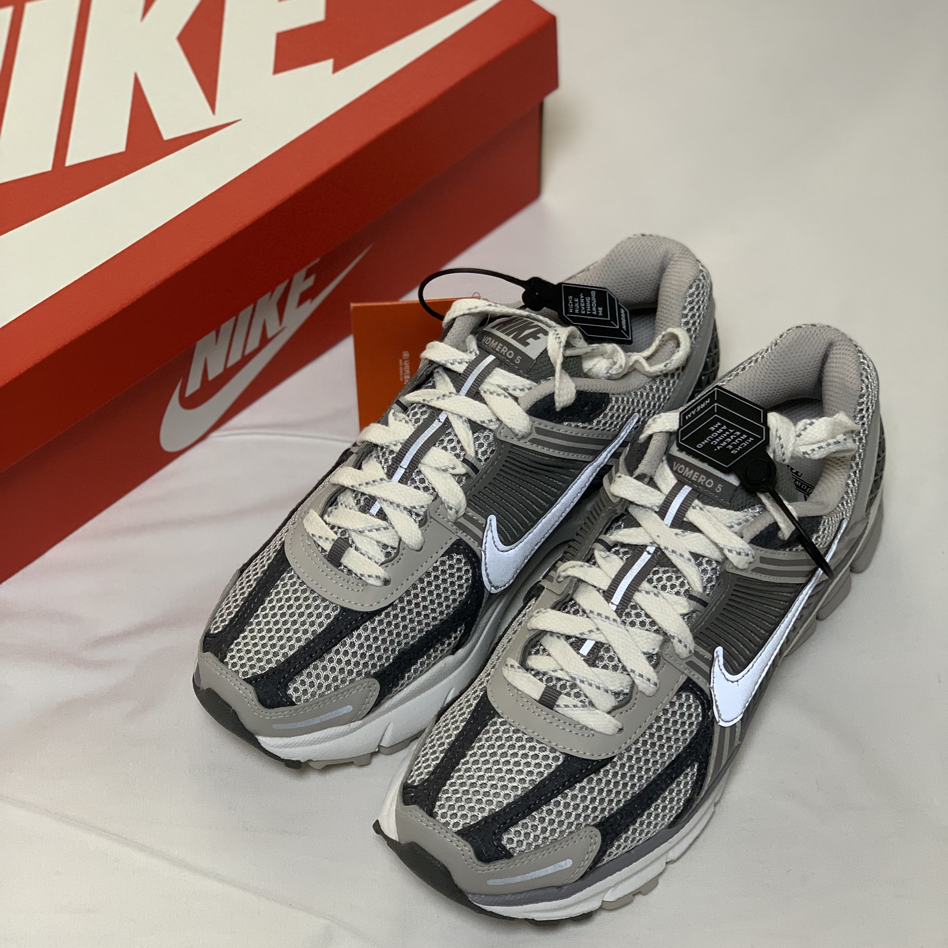 Nike Zoom Vomero 5 PRM Light Iron Ore and Flat Fewter 착용 스타일
