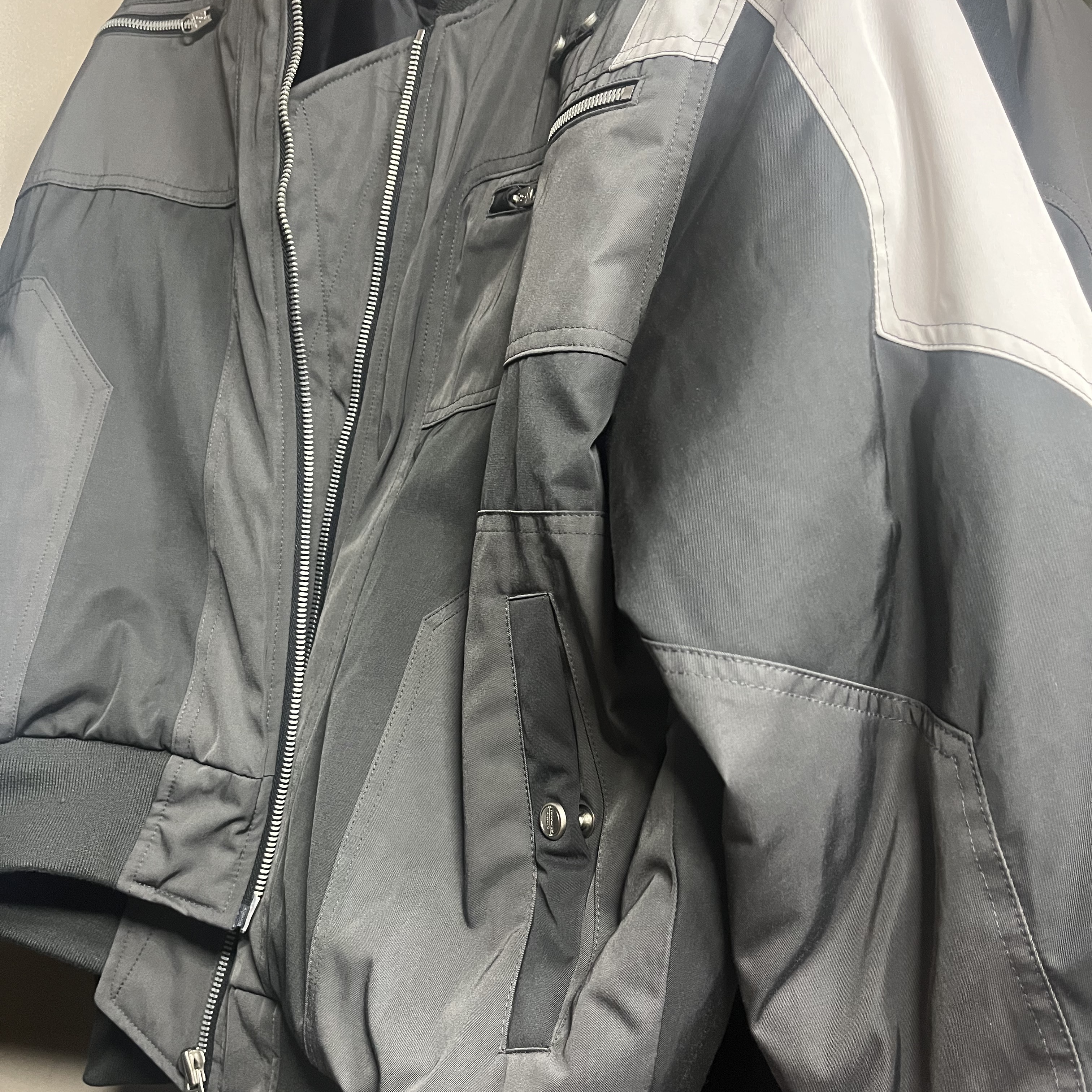 Undermycar Wani Kame Multi Block Pocket Turtle Bomber Driftwood - 22FW 착용 스타일