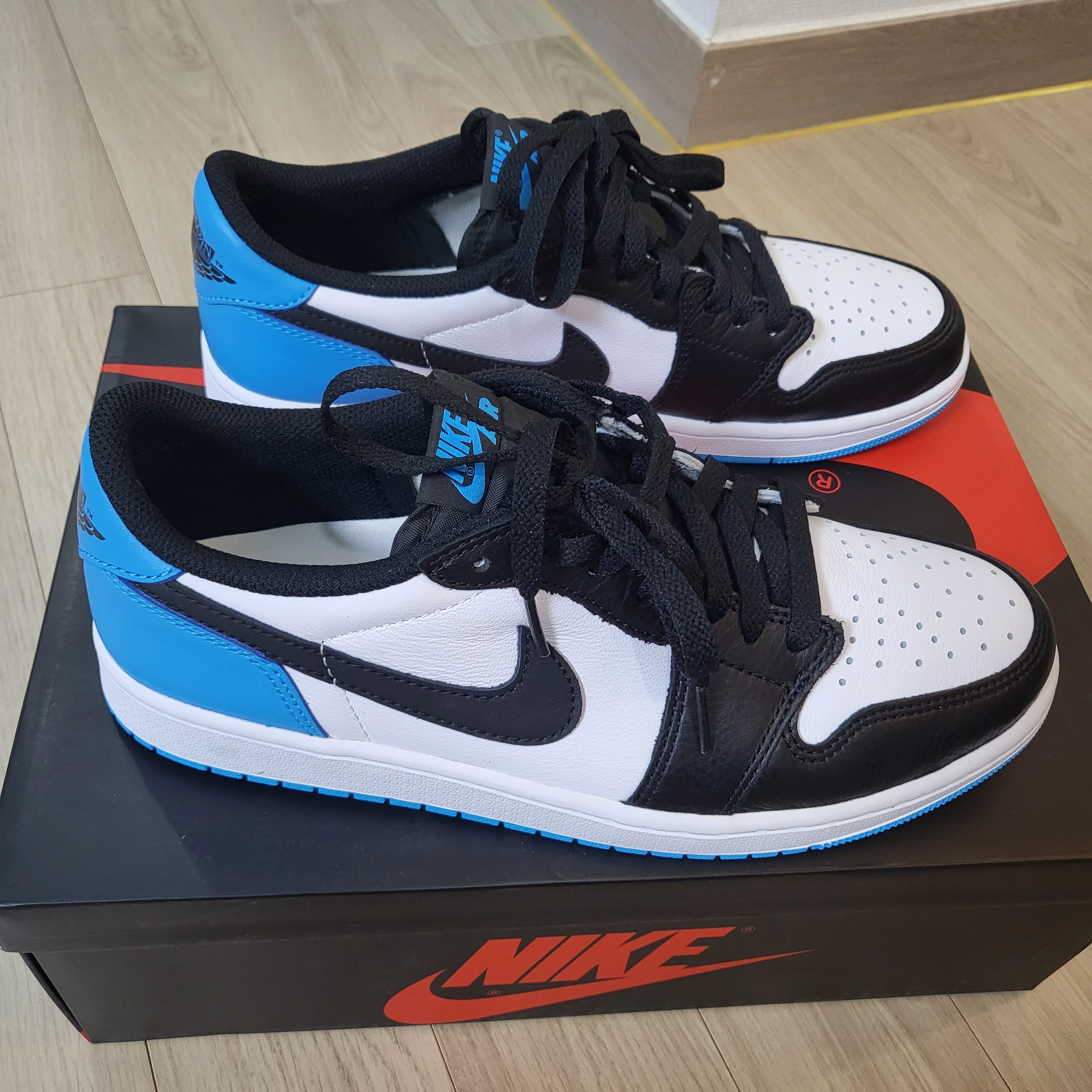 Jordan 1 Retro Low OG Black and Dark Powder Blue 착용 스타일 - 1