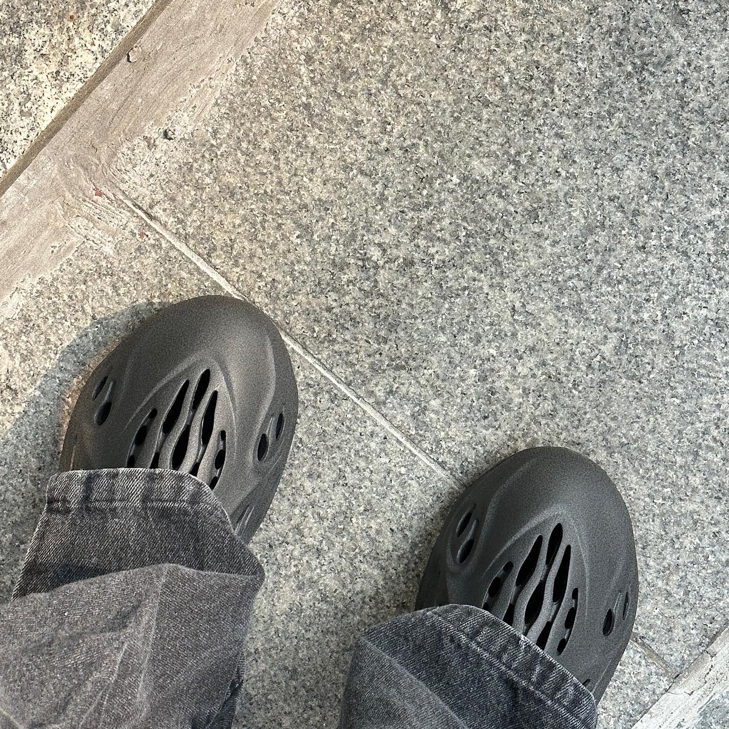 Adidas Yeezy Foam RNNR Onyx 착용 스타일 - 1