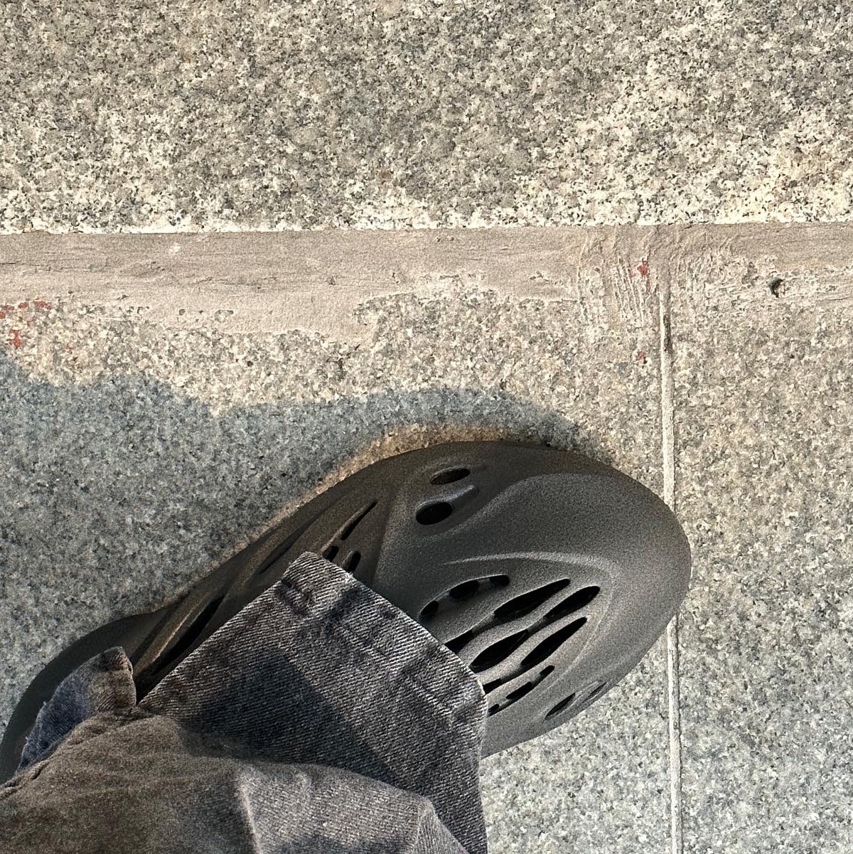 Adidas Yeezy Foam RNNR Onyx 착용 스타일 - 2