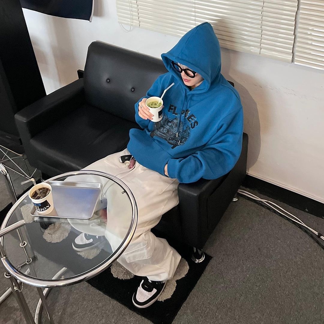 Thevinylhouse Flames Car Hoodie Blue 착용 스타일