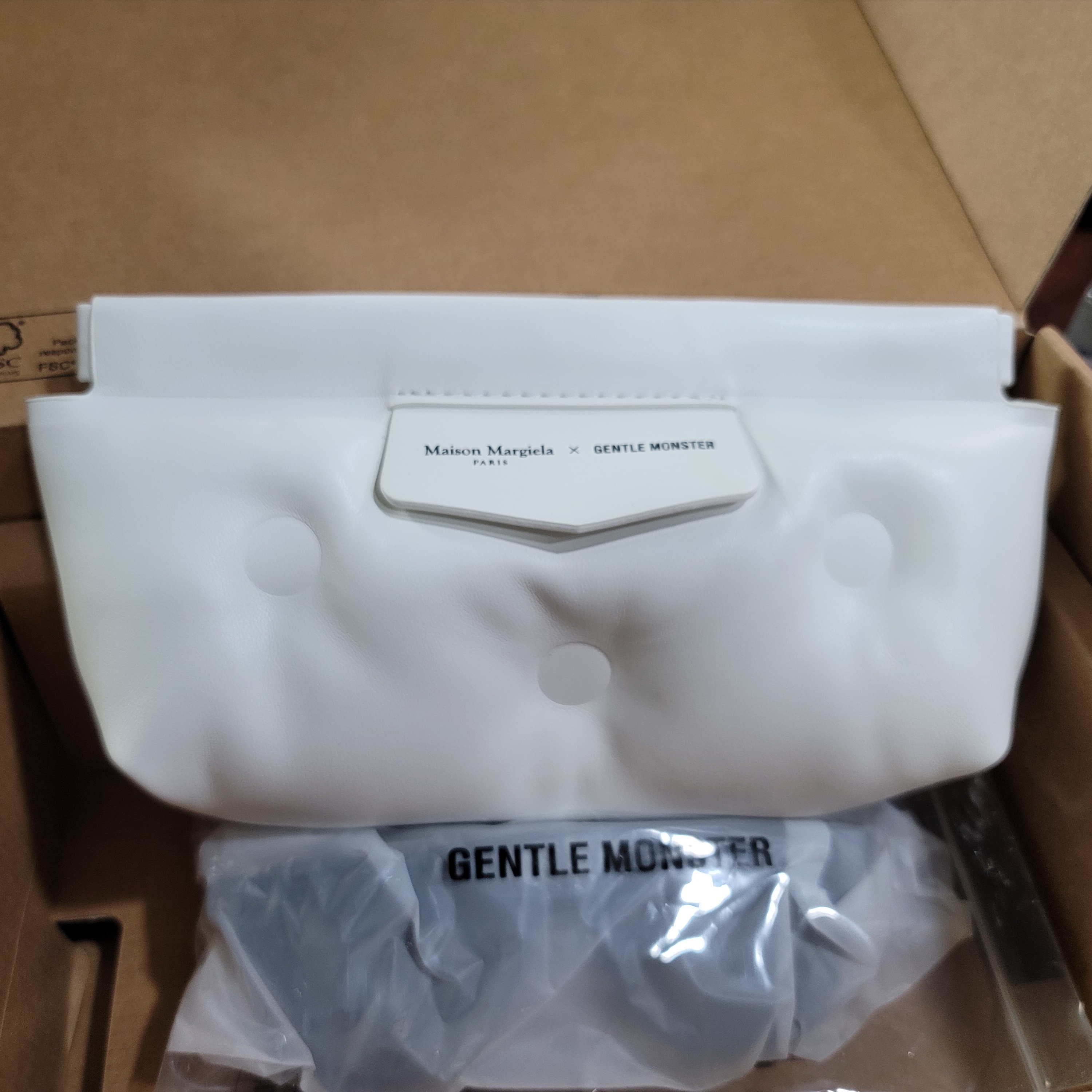 Gentle Monster x Maison Margiela MM007 Black Black 착용 스타일 - 3