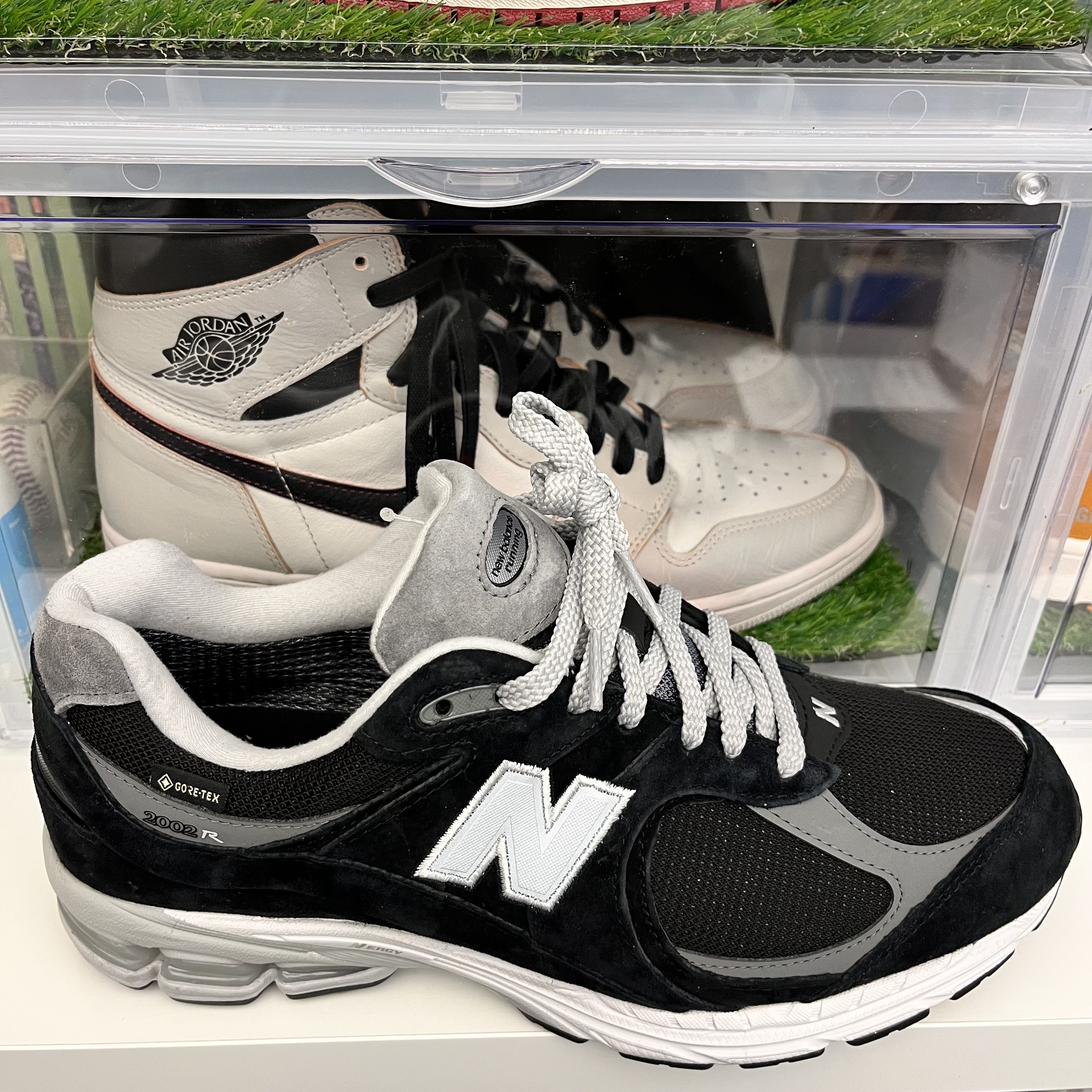 New Balance 2002R Gore-Tex Black Silver Metalic 착용 스타일 - 2