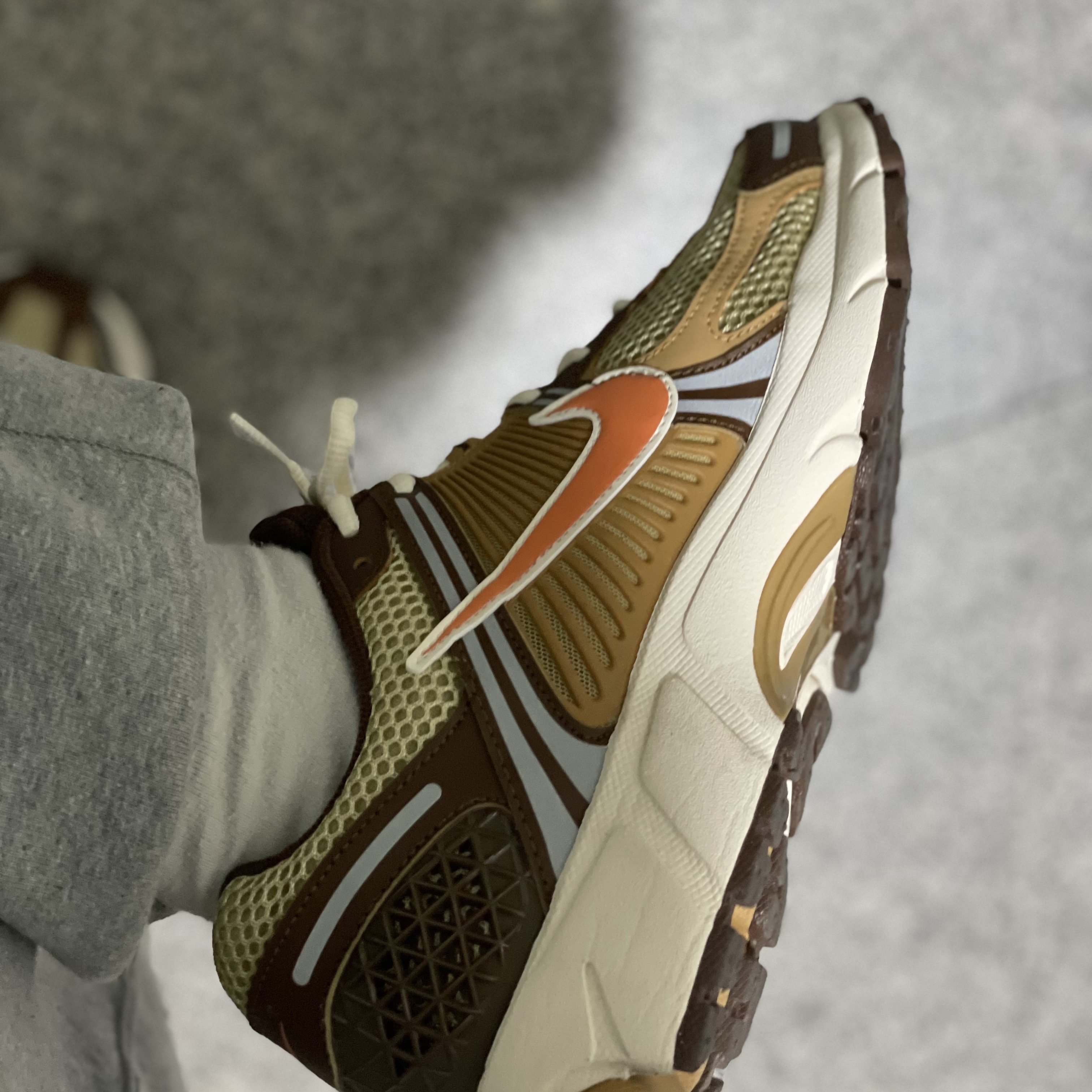 Nike Zoom Vomero 5 Wheat Grass and Cacao Wow 착용 스타일 - 2