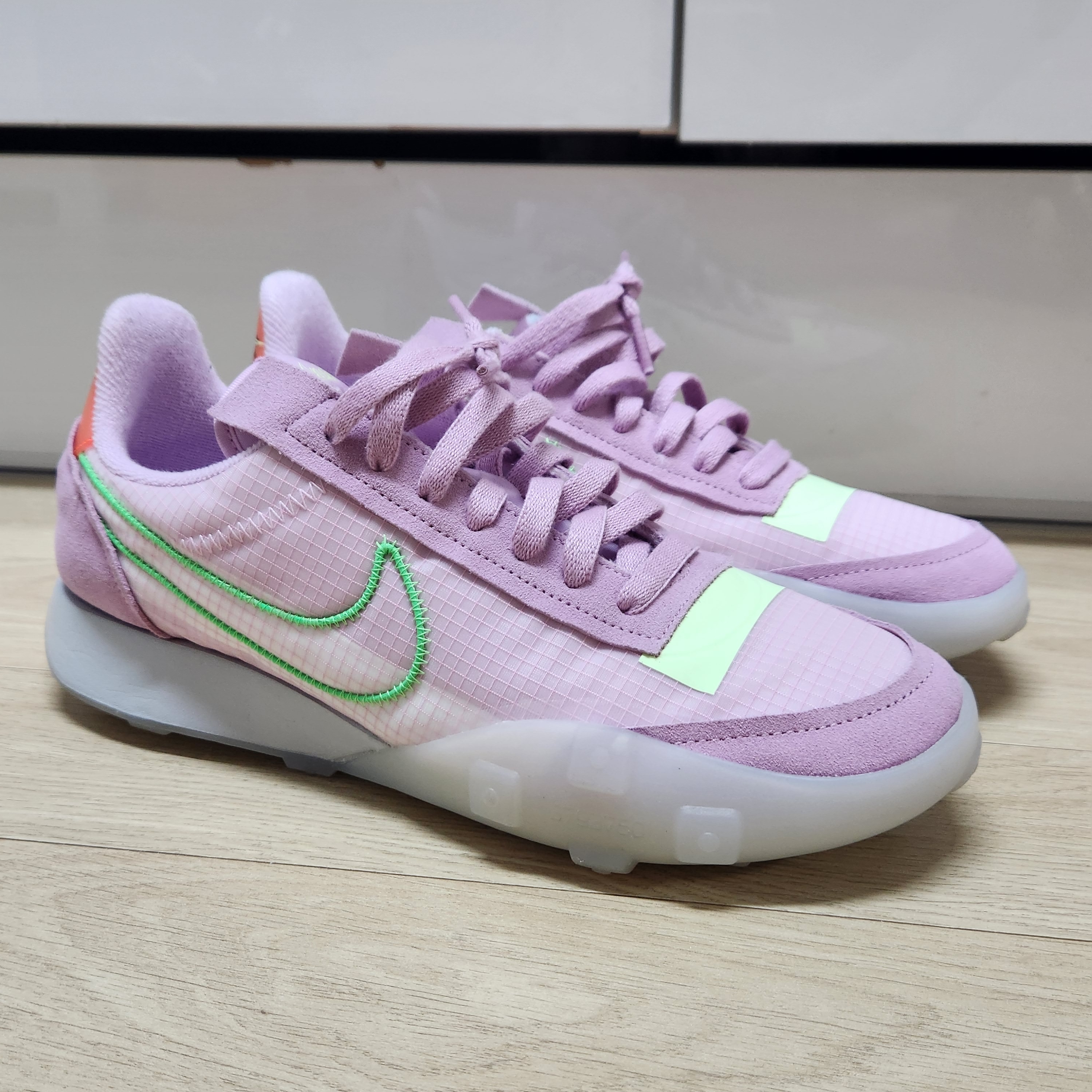 (W) Nike Waffle Racer 2X Light Arctic Pink 착용 스타일