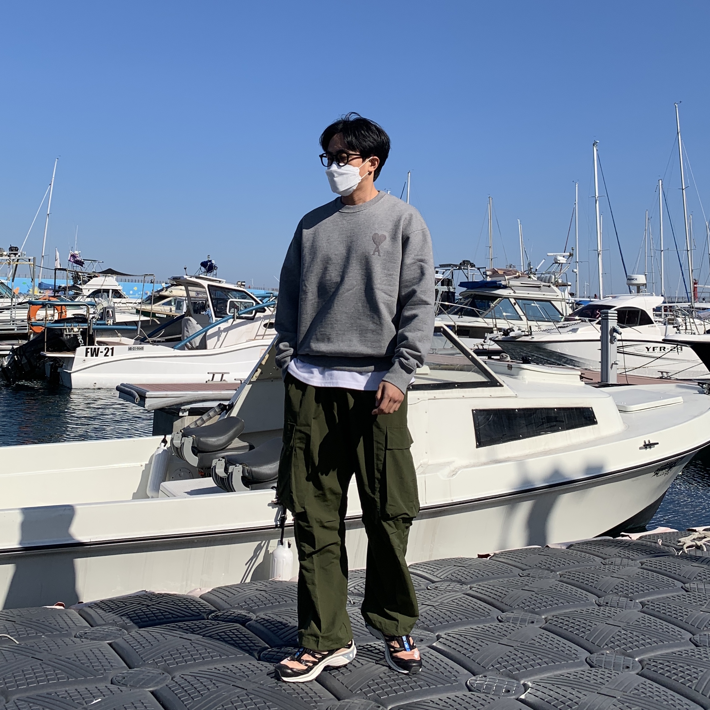 AMI de Coeur Tone-On-Tone Sweatshirt Heather Grey, Salomon XT-4 Tobacco Brown 착용 스타일 - 3