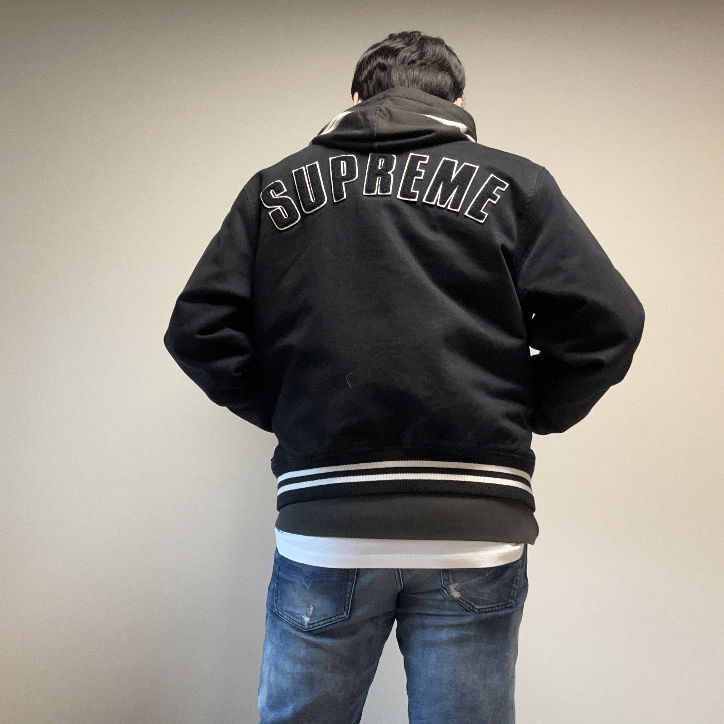 Supreme New Era MLB Varsity Jacket Black - 20SS, Supreme x Stone Island Stripe Hooded Sweatshirt Black - 22SS 착용 스타일 - 2