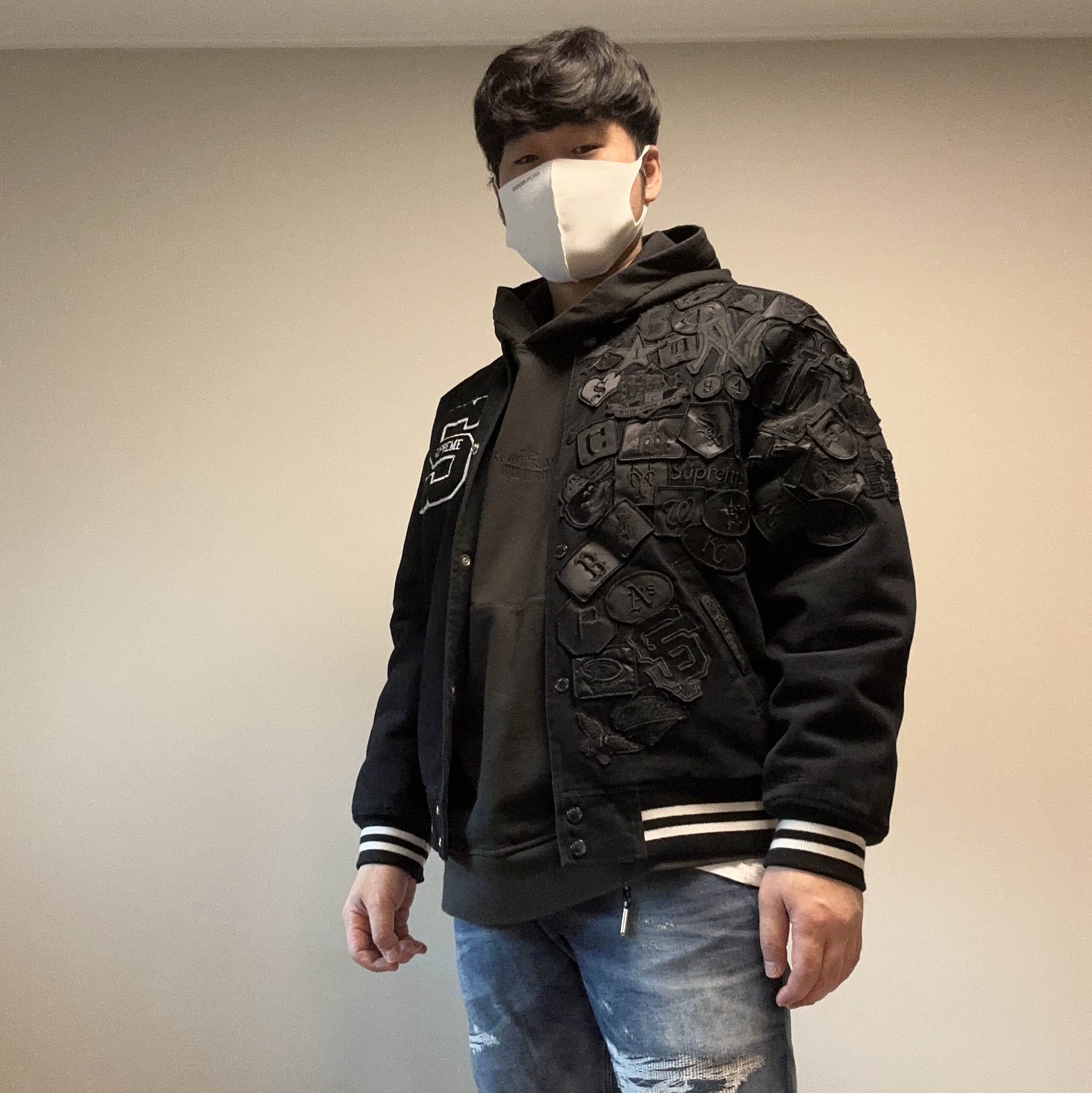 Supreme New Era MLB Varsity Jacket Black - 20SS, Supreme x Stone Island Stripe Hooded Sweatshirt Black - 22SS 착용 스타일 - 1