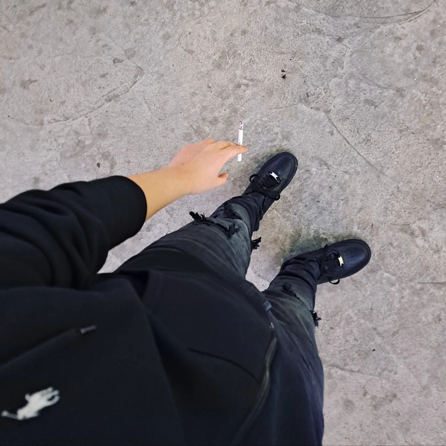 Nike Air Force 1 '07 Low Triple Black 착용 스타일 - 1