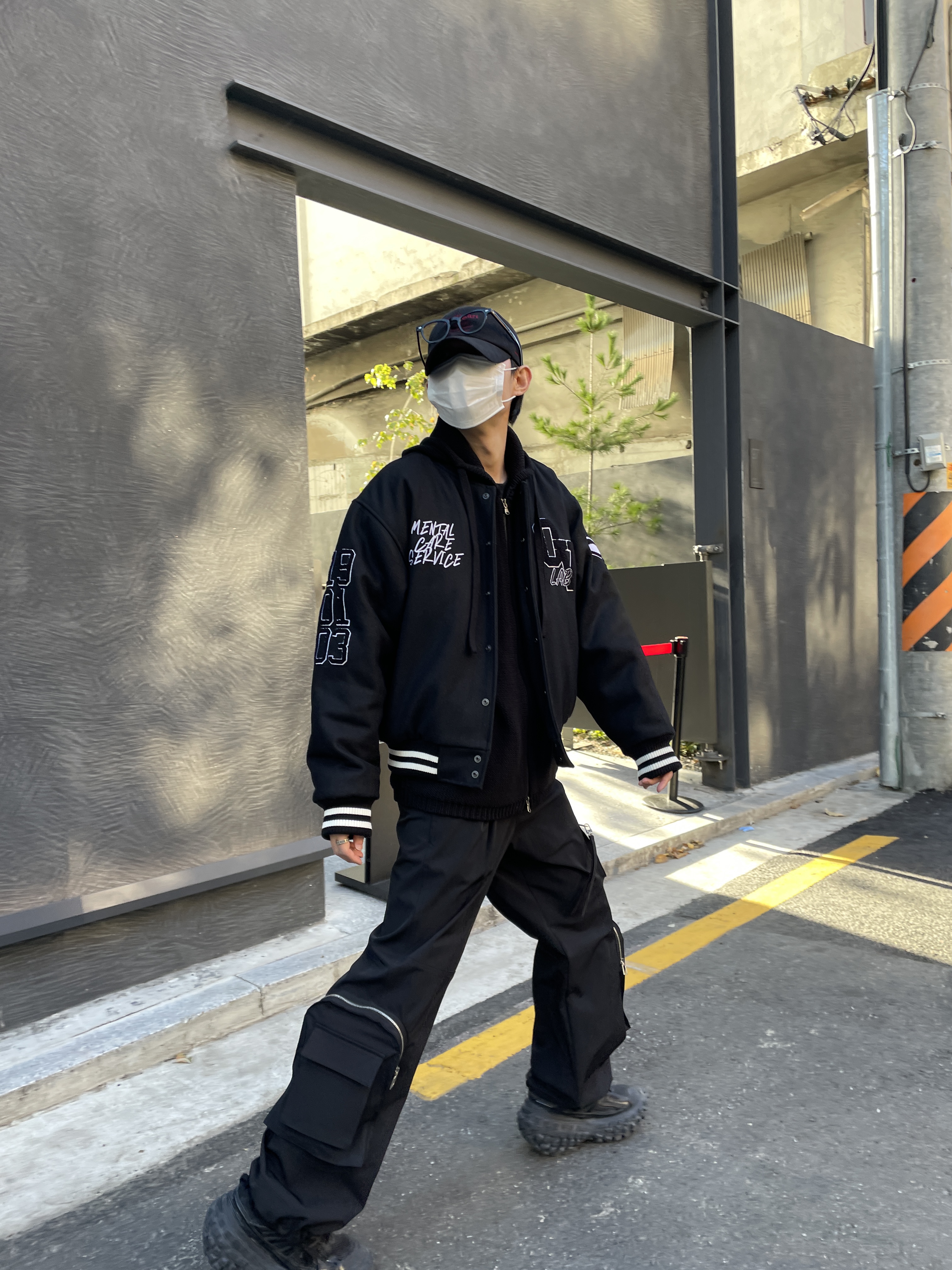 Balenciaga Defender Sneakers Black, Undermycar Stuttgart Vintage Washing Ball Cap Black Red - 22SS 착용 스타일 - 1