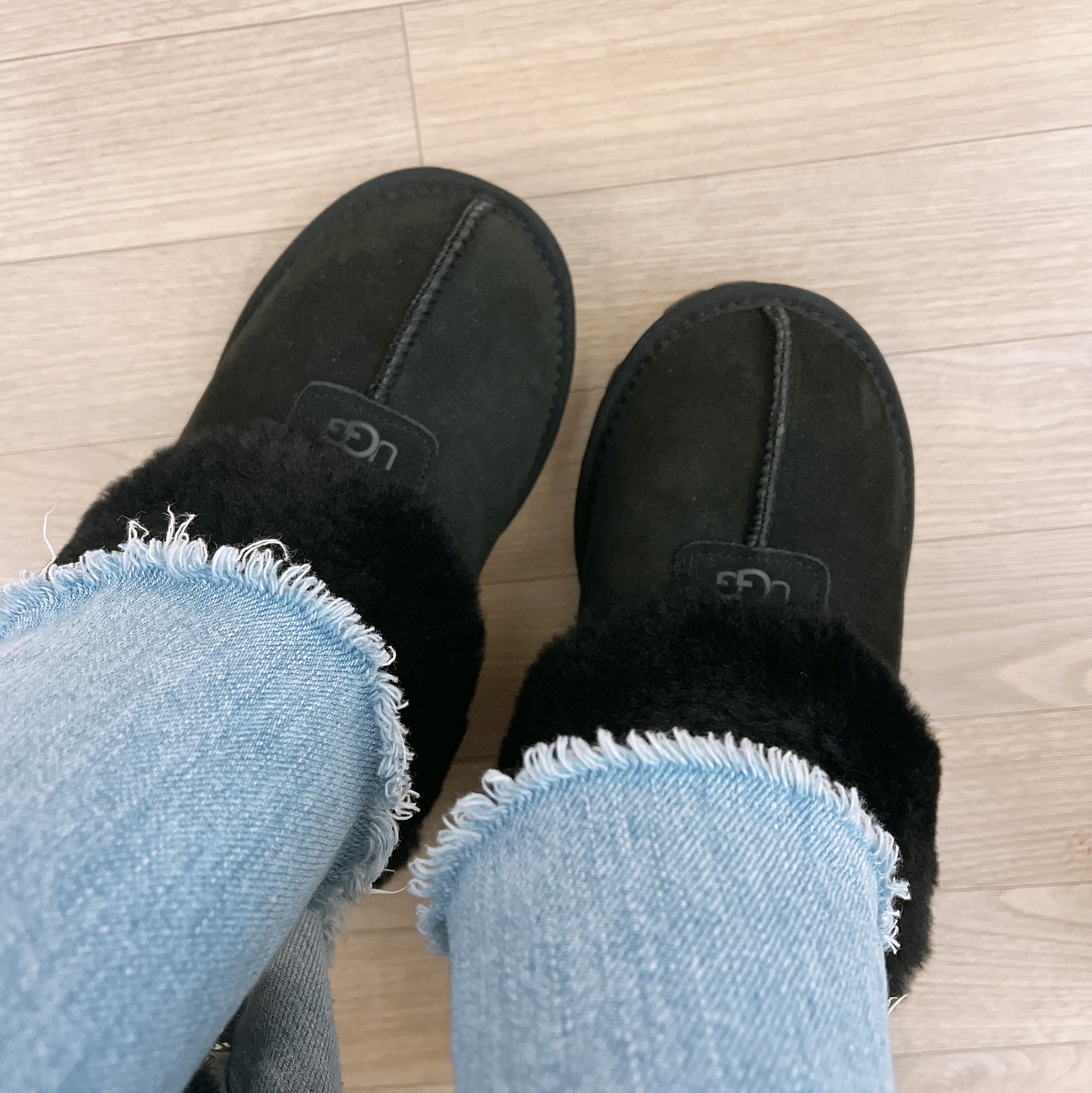 (W) UGG Coquette Slipper Black 착용 스타일