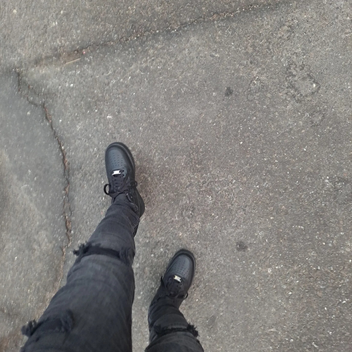 Nike Air Force 1 '07 Low Triple Black 착용 스타일 - 2