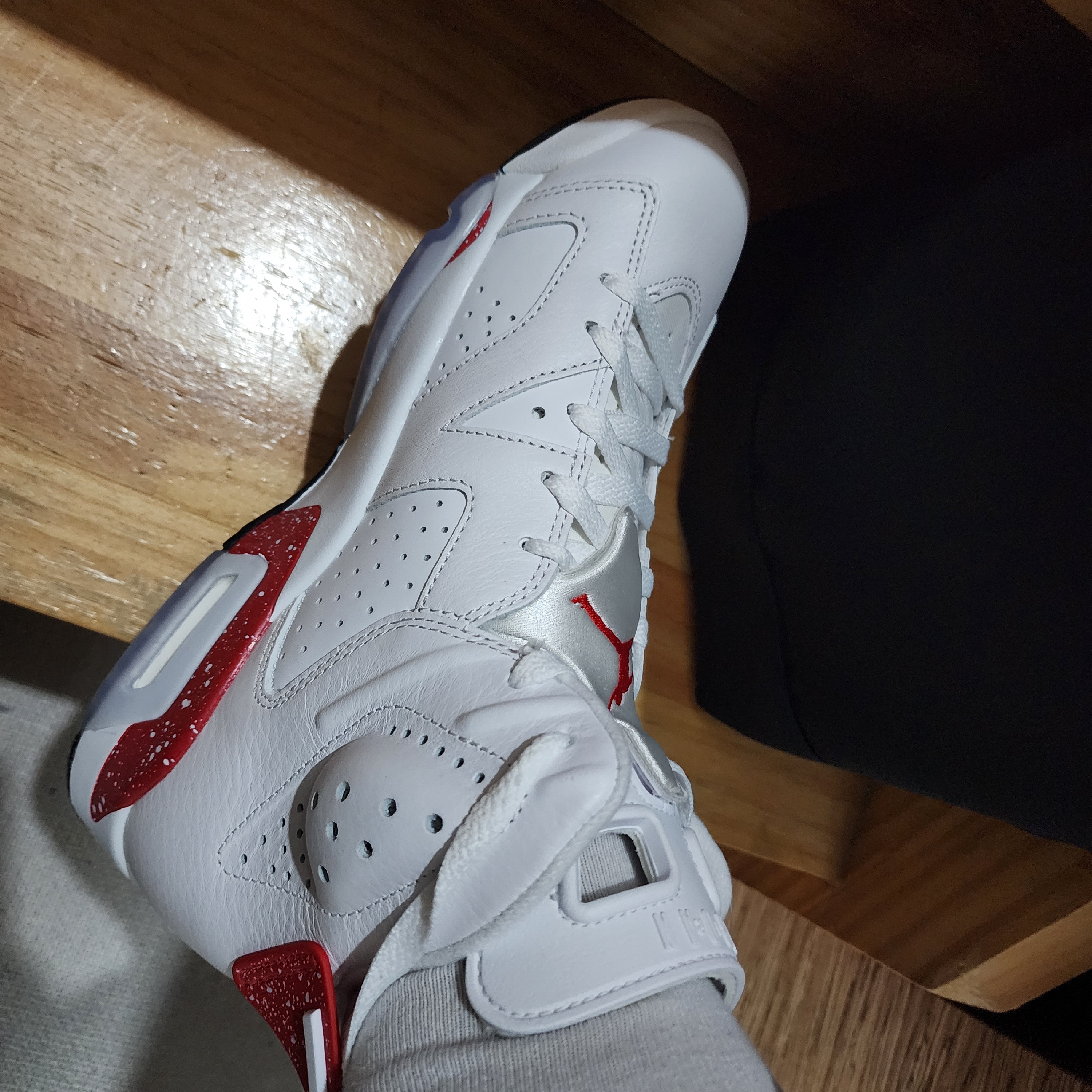 Jordan 6 Retro White and University Red 착용 스타일 - 2