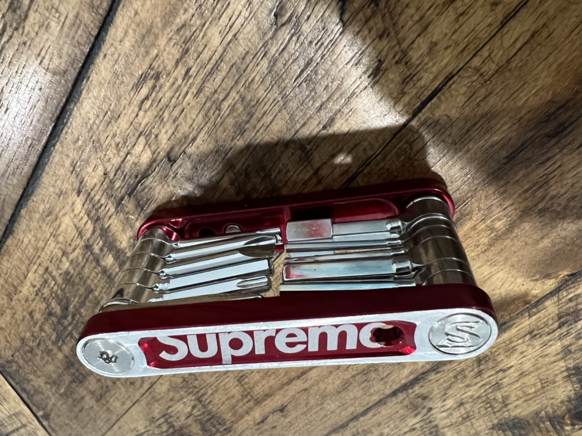 Supreme x Silca Bike Tool Red - 23SS 착용 스타일 - 2