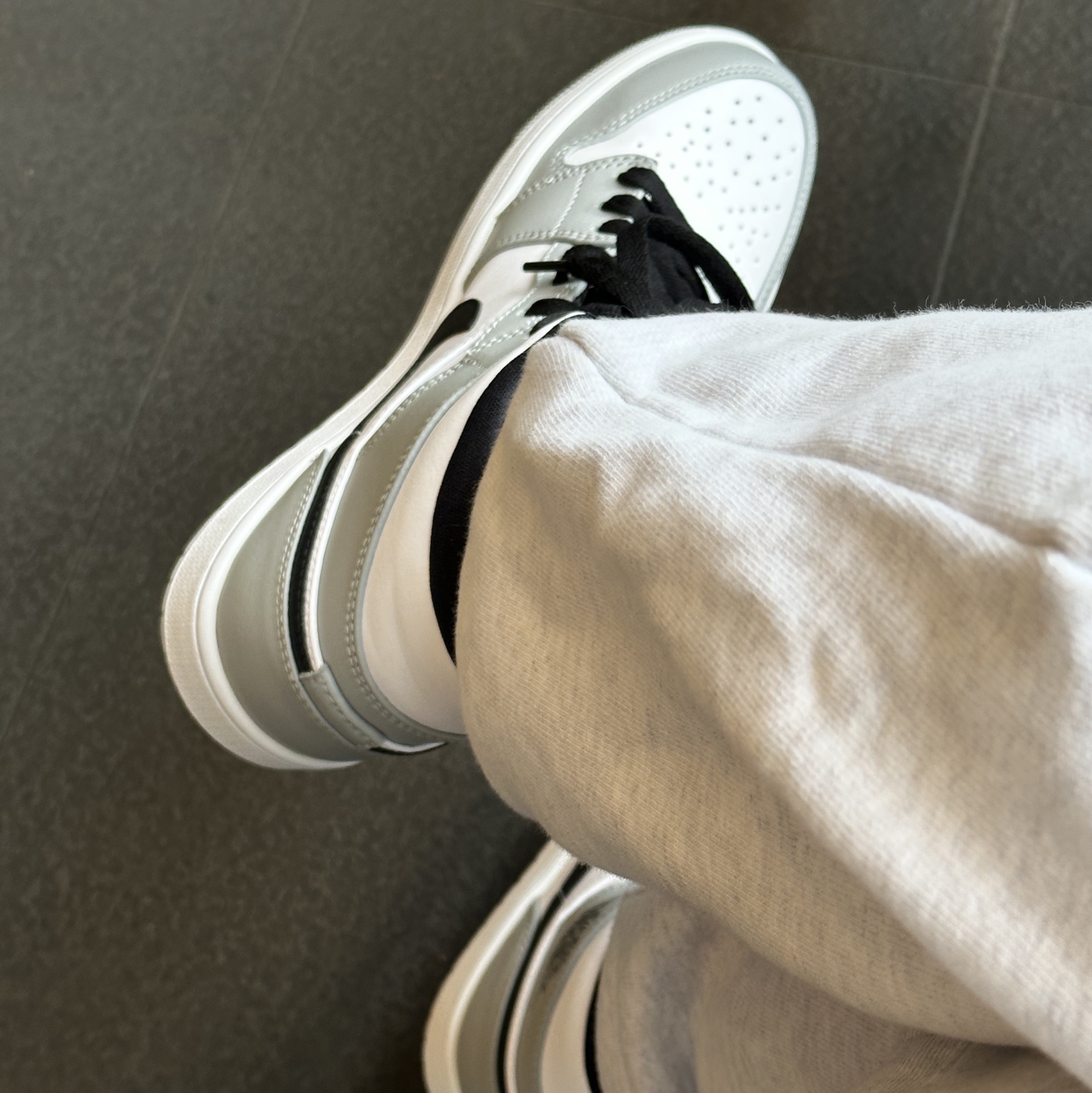 Jordan 1 Mid Light Smoke Grey 착용 스타일