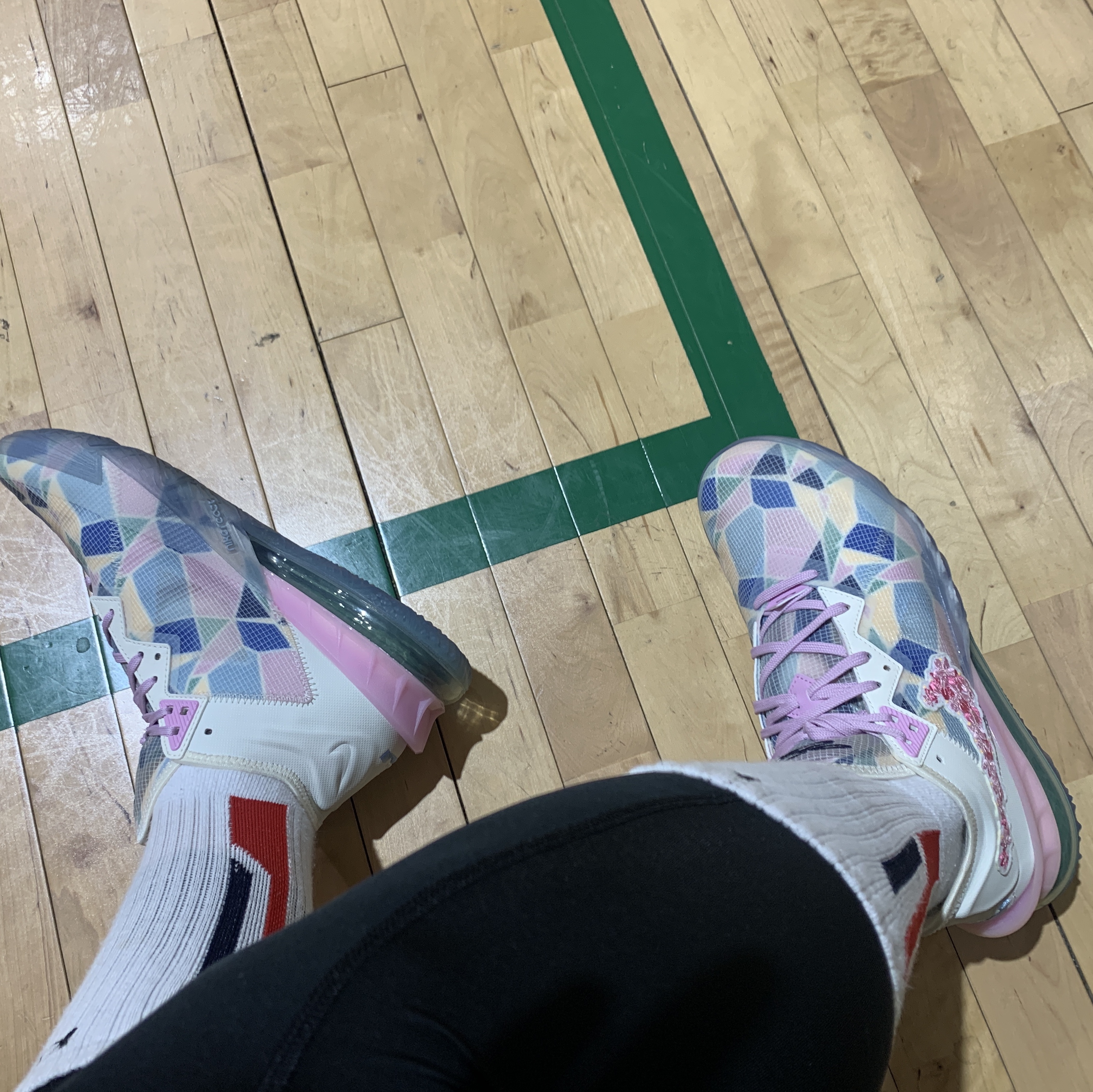 Nike x Atmos LeBron 18 Low Light Arctic Pink 착용 스타일 - 1
