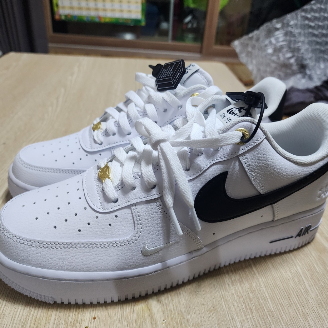 Nike Air Force 1 '07 LV8 40th Anniversary Join Forces White Black 착용 스타일 - 2