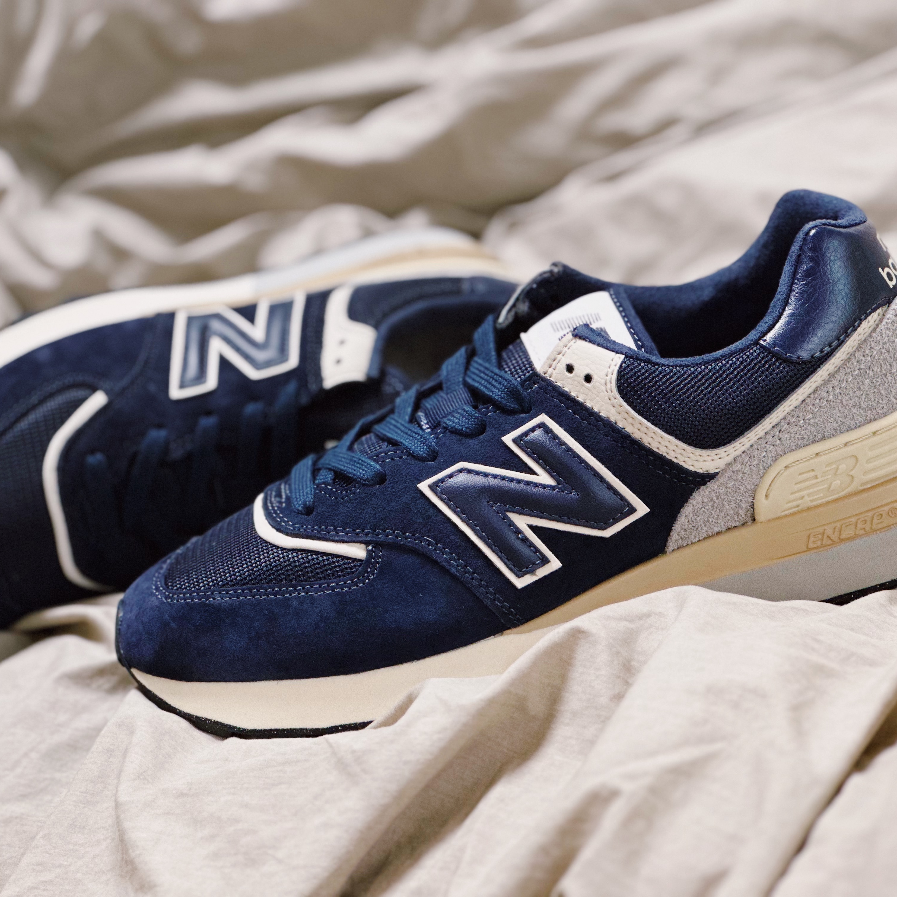 New Balance 574 Legacy Blue Navy, New Balance 990v3 Made in USA Olive Leaf Black 착용 스타일 - 1