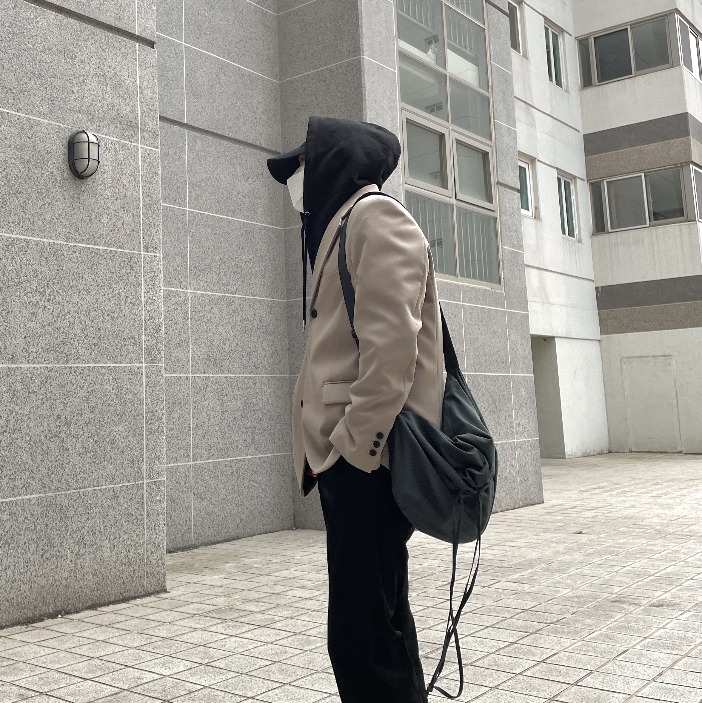Dada Logo Cap Black White, Uniqlo U Drawstring Shoulder Bag Dark Grey 착용 스타일 - 3