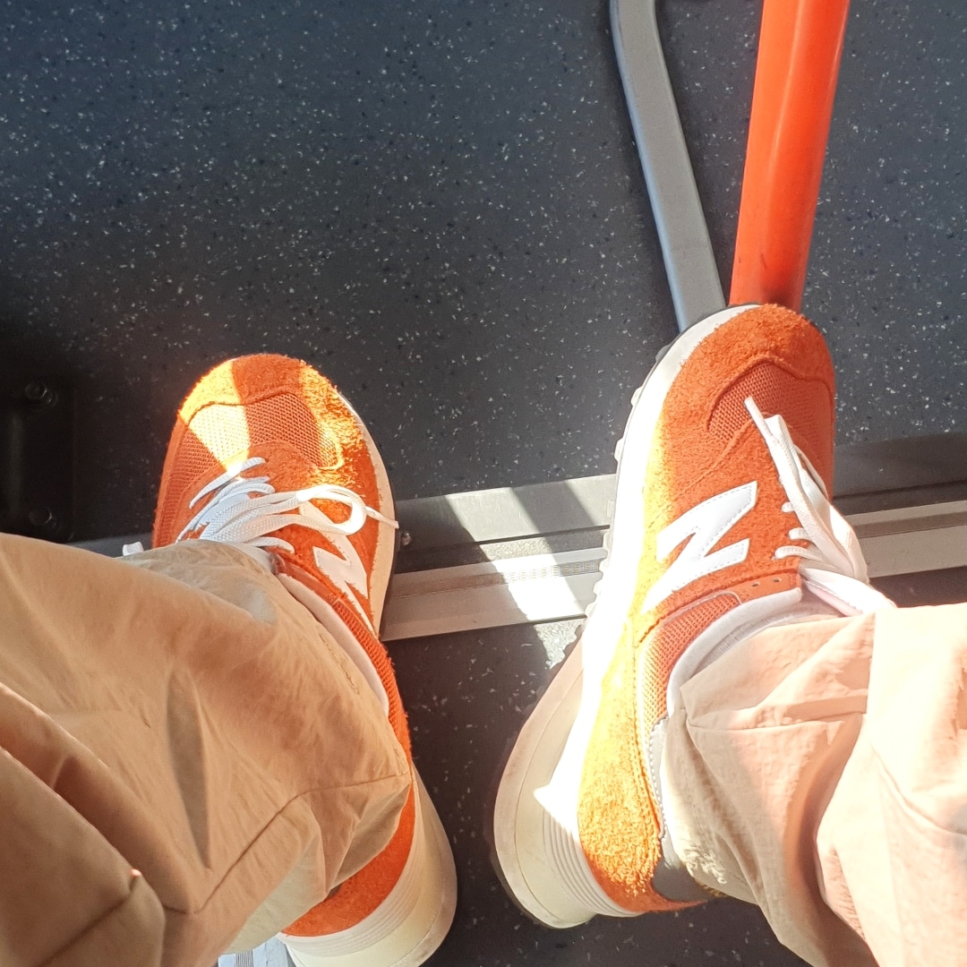 New Balance 574 Heritage Orange Burst White 착용 스타일 - 2