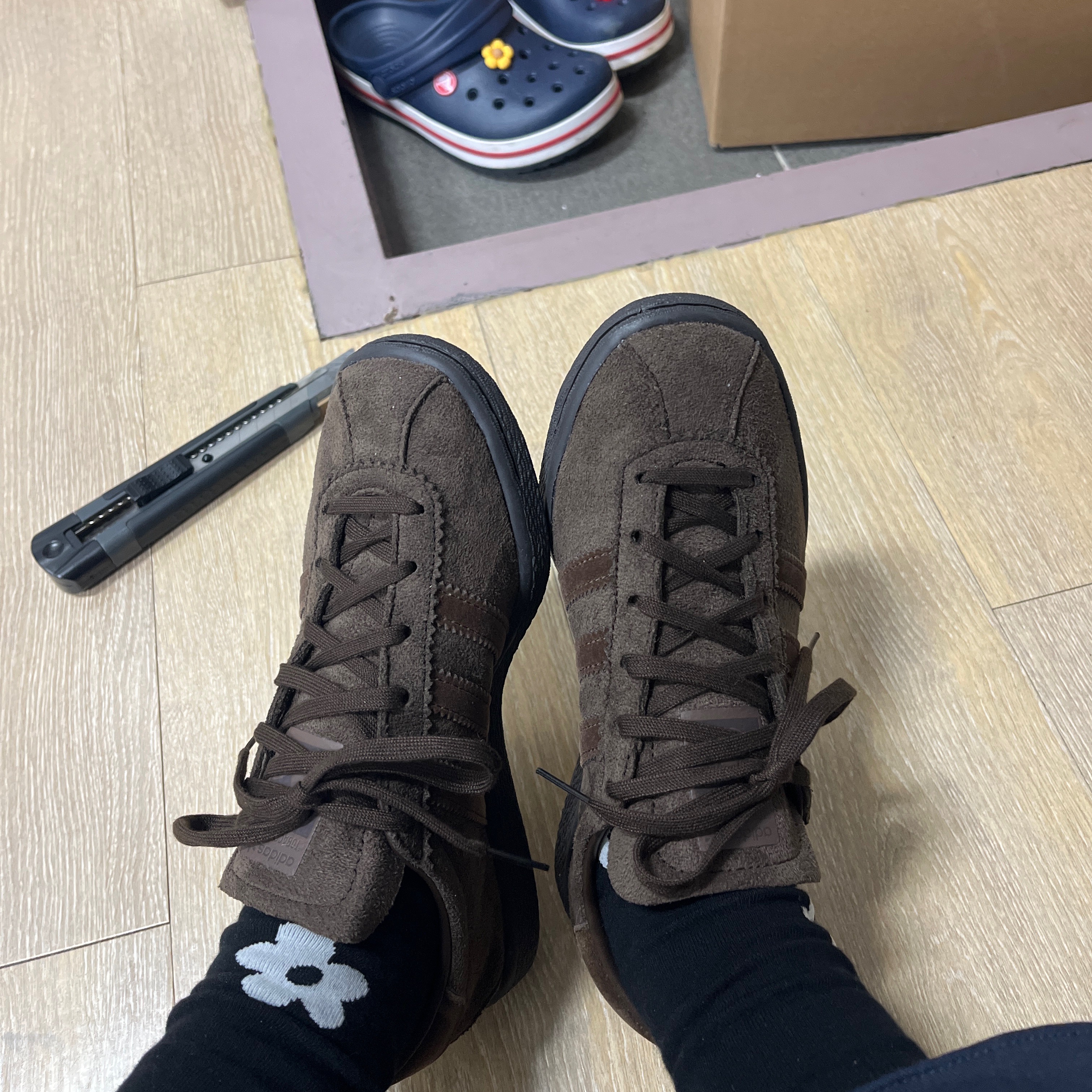 Adidas Tobacco Gruen Dark Brown 착용 스타일