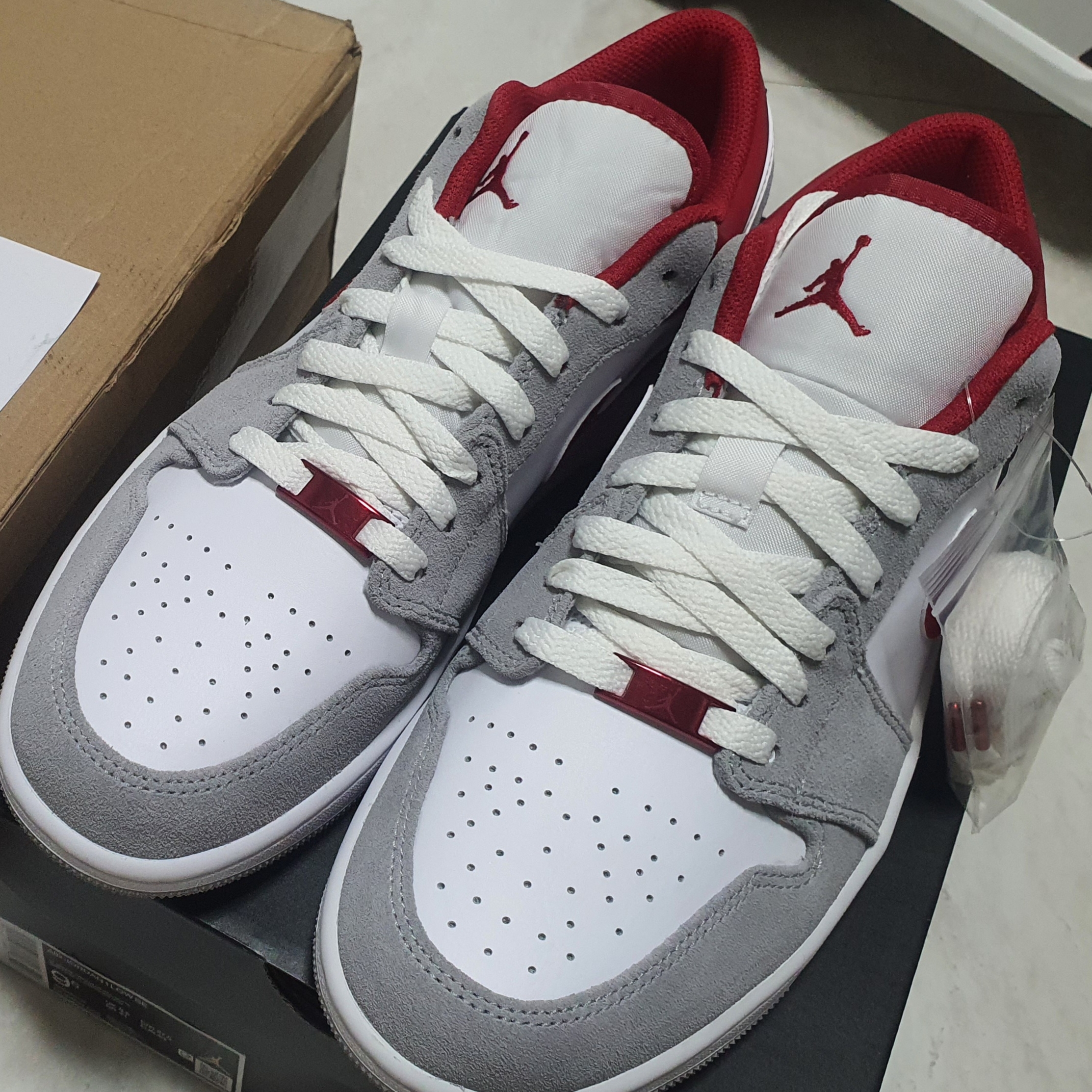 Jordan 1 Low SE Light Smoke Grey Gym Red 착용 스타일 - 1