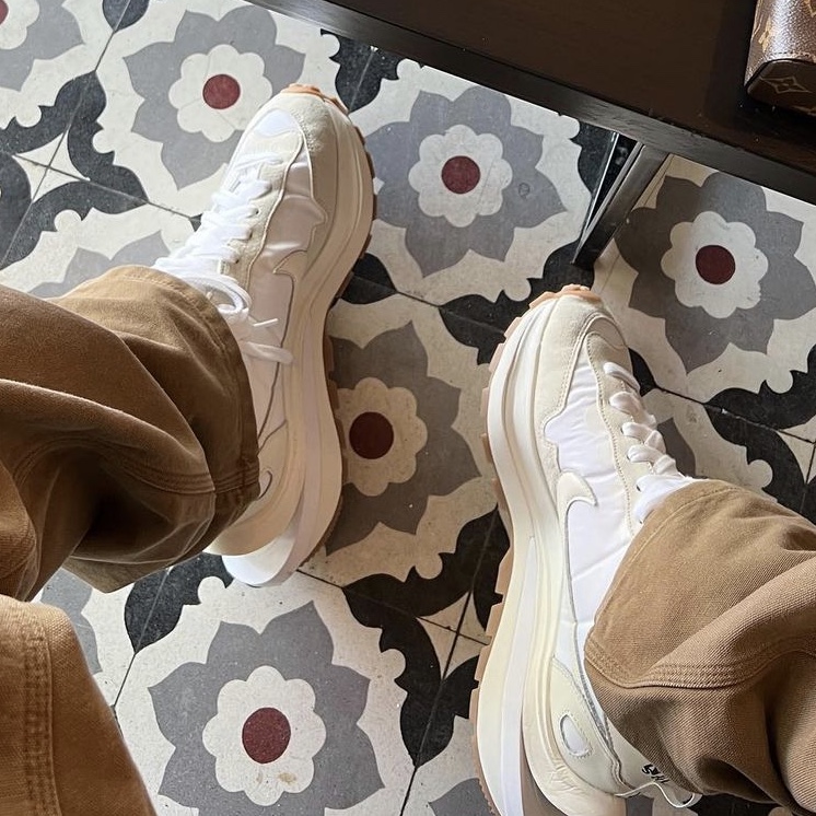 Nike x Sacai VaporWaffle White and Gum 착용 스타일
