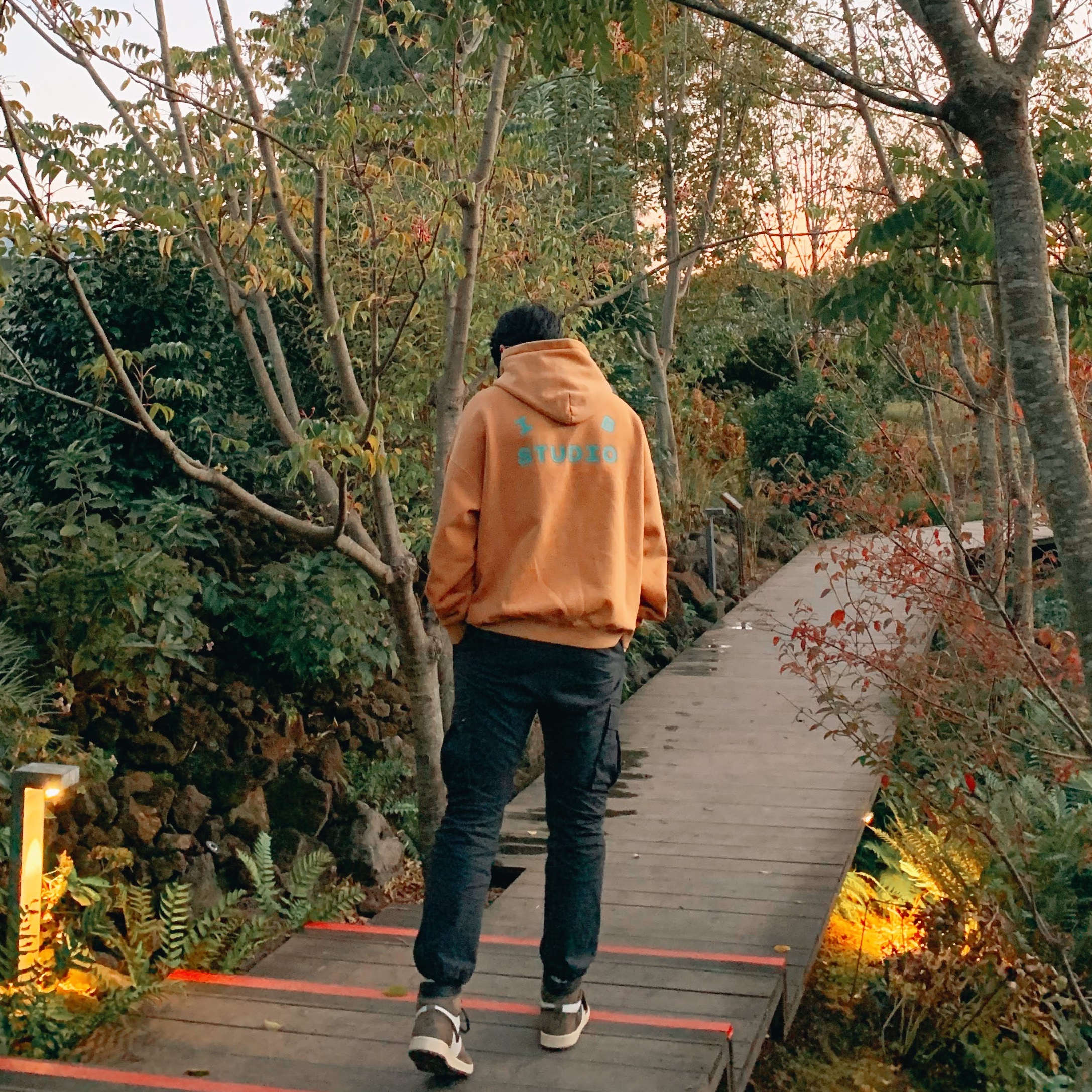 Jordan 1 x Travis Scott Retro High OG SP Mocha, IAB Studio Hoodie Camel Yellow ์ฐฉ์ฉ ์คํ์ผ