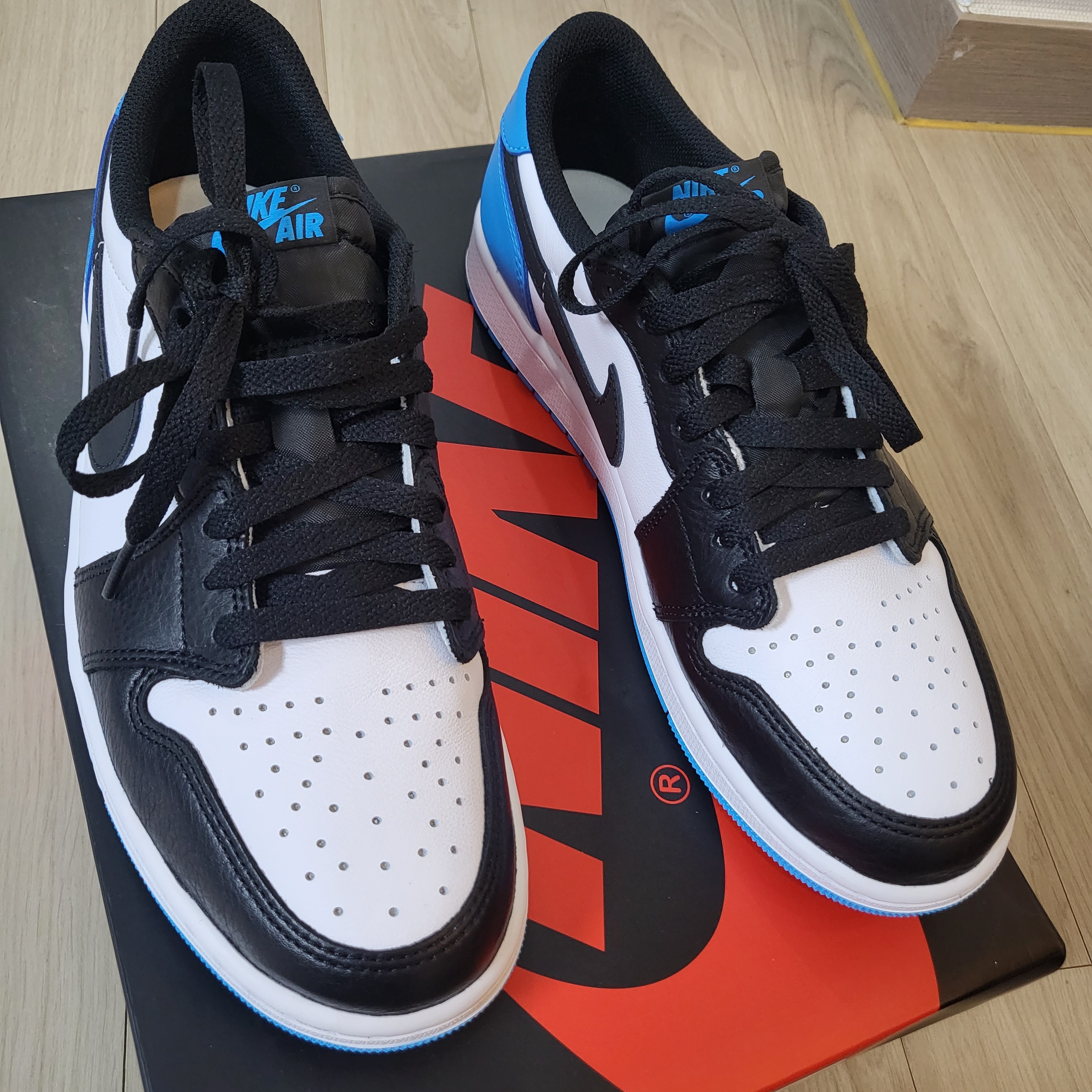 Jordan 1 Retro Low OG Black and Dark Powder Blue 착용 스타일 - 2