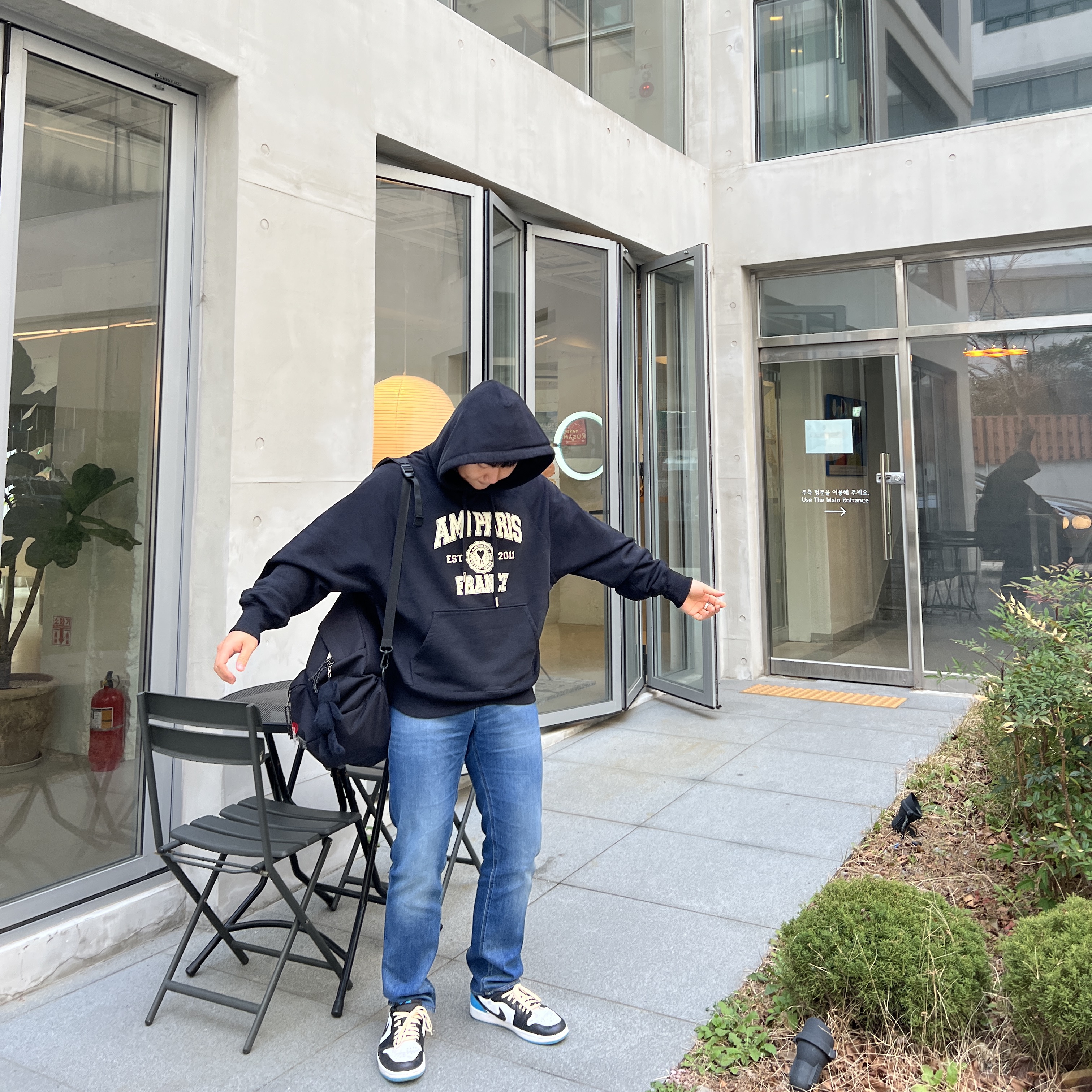 Ami Paris France Hood Sweatshirt Black, Jordan 1 Retro Low OG Black and Dark Powder Blue 착용 스타일 - 2