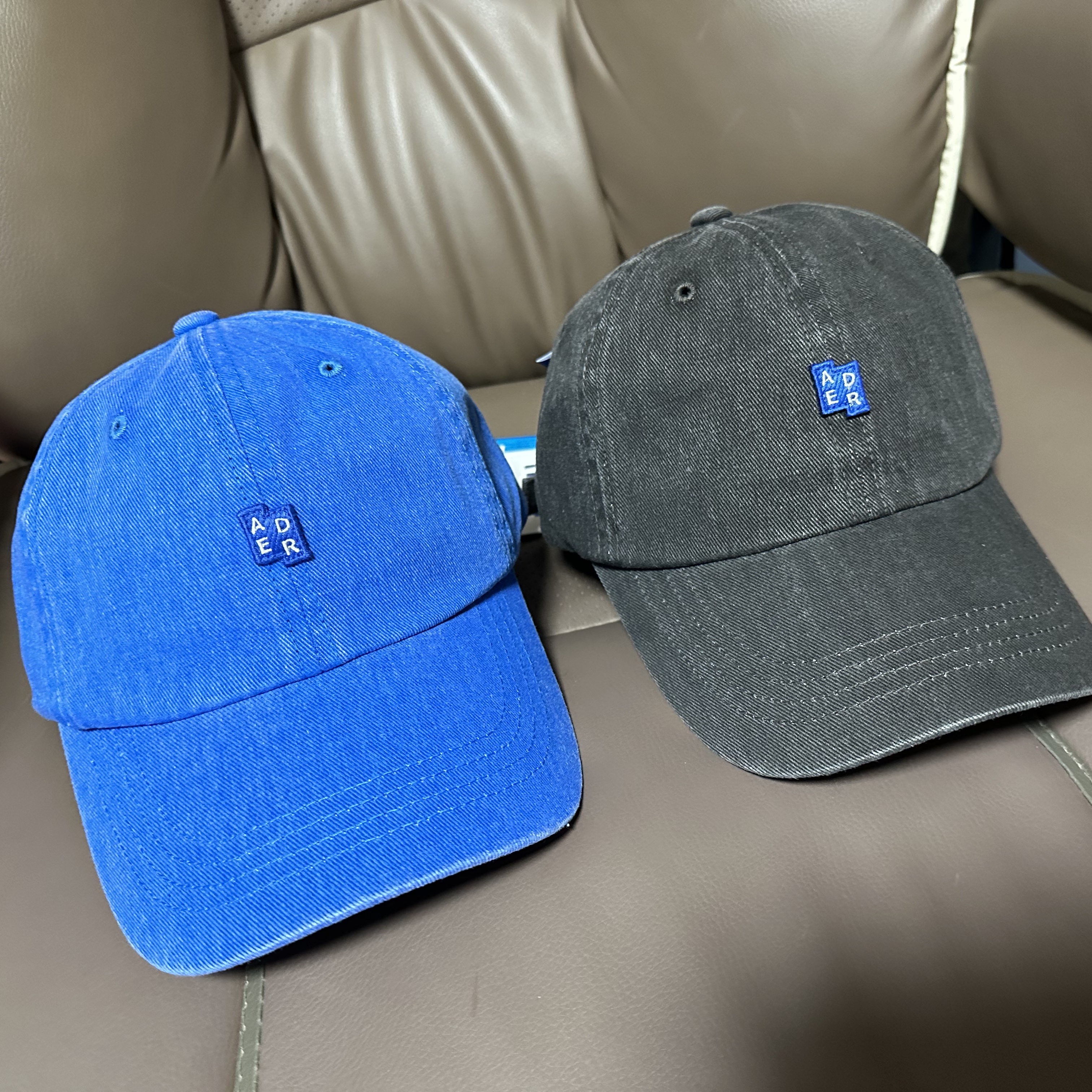 Ader Error Sig; TRS Tag Cap 01 Charcoal, Ader Error Sig; TRS Tag Cap 01 Z-Blue 착용 스타일 - 1