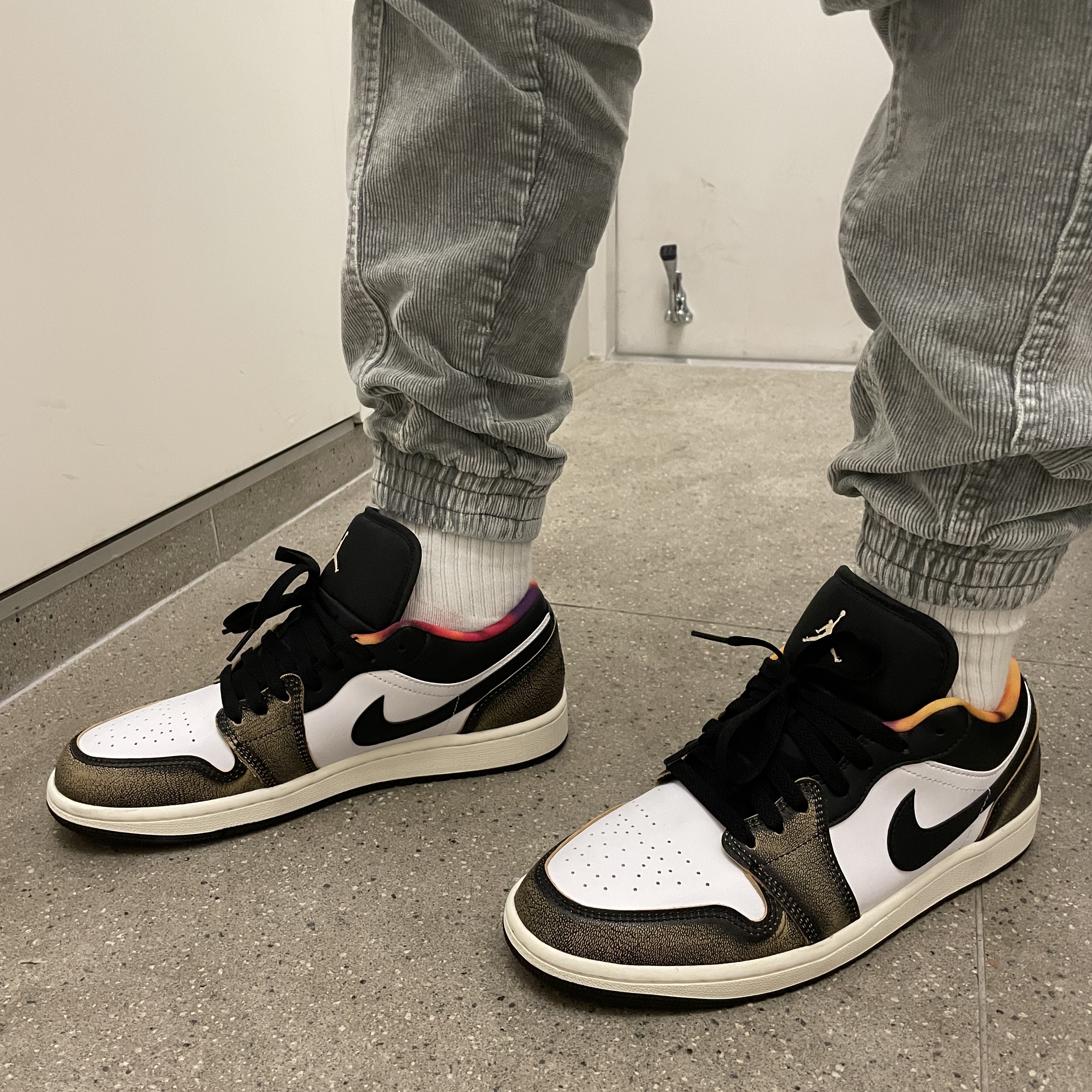 Jordan 1 Low SE Black White Onyx 착용 스타일