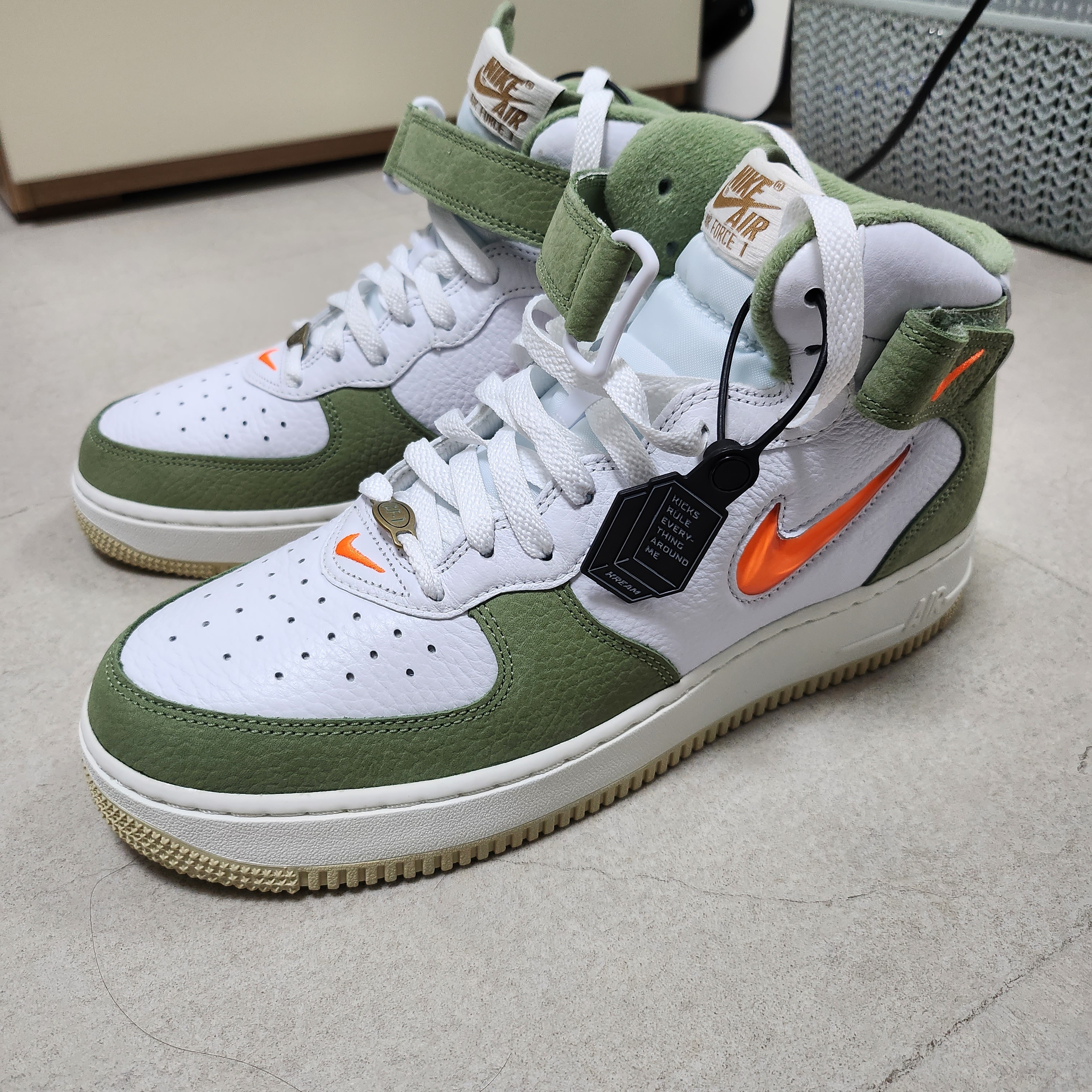 Nike Air Force 1 Mid '07 QS Olive Green and Total Orange 착용 스타일