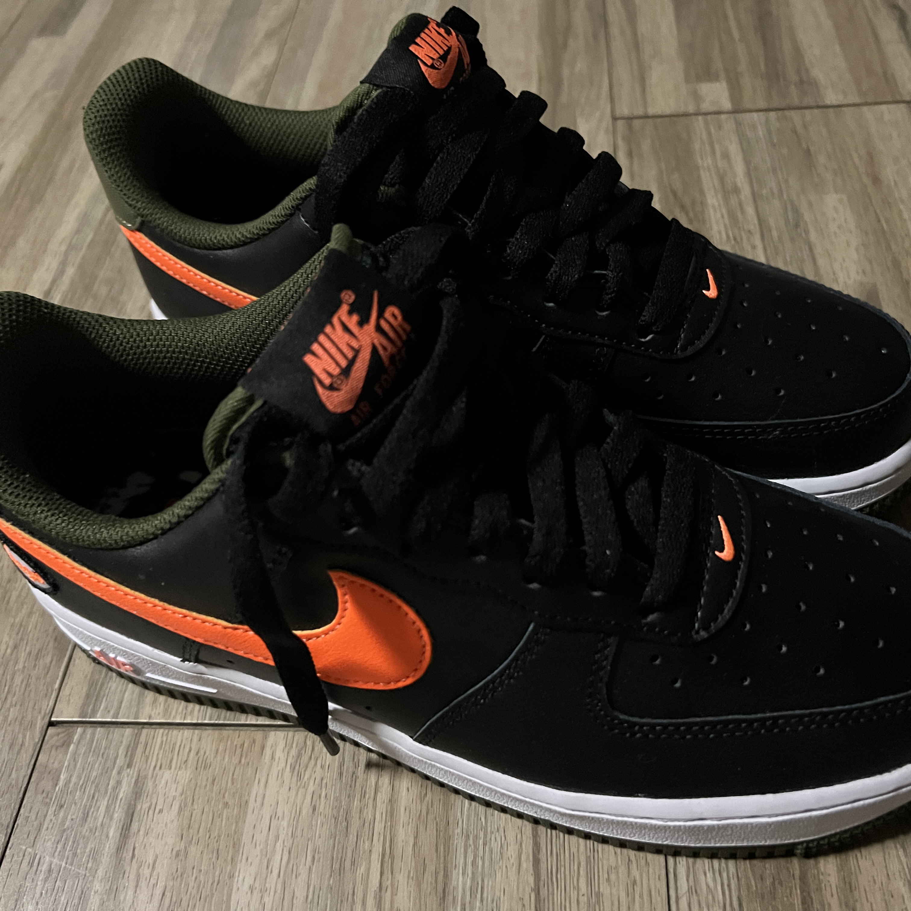 Nike Air Force 1 '07 LV8 Black Total Orange 착용 스타일