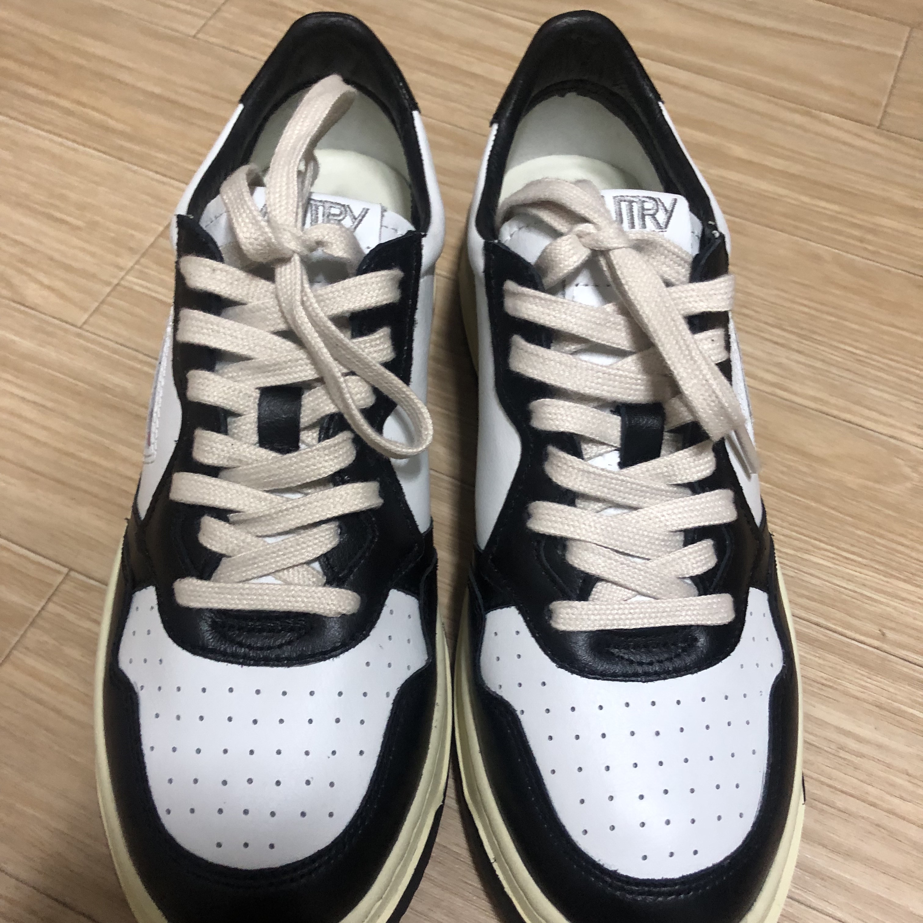 Autry Medalist Low Leather Sneakers Black White 착용 스타일