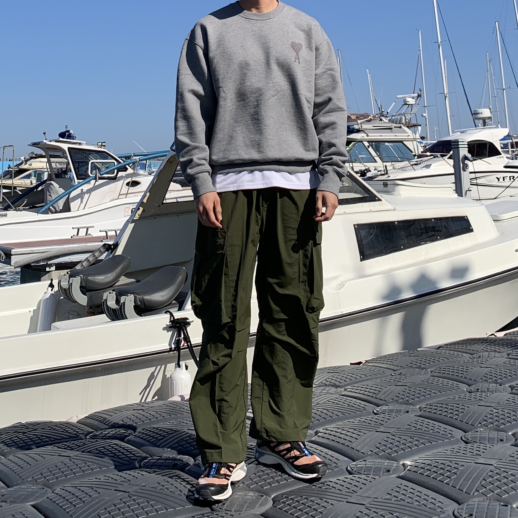 AMI de Coeur Tone-On-Tone Sweatshirt Heather Grey, Salomon XT-4 Tobacco Brown 착용 스타일 - 1