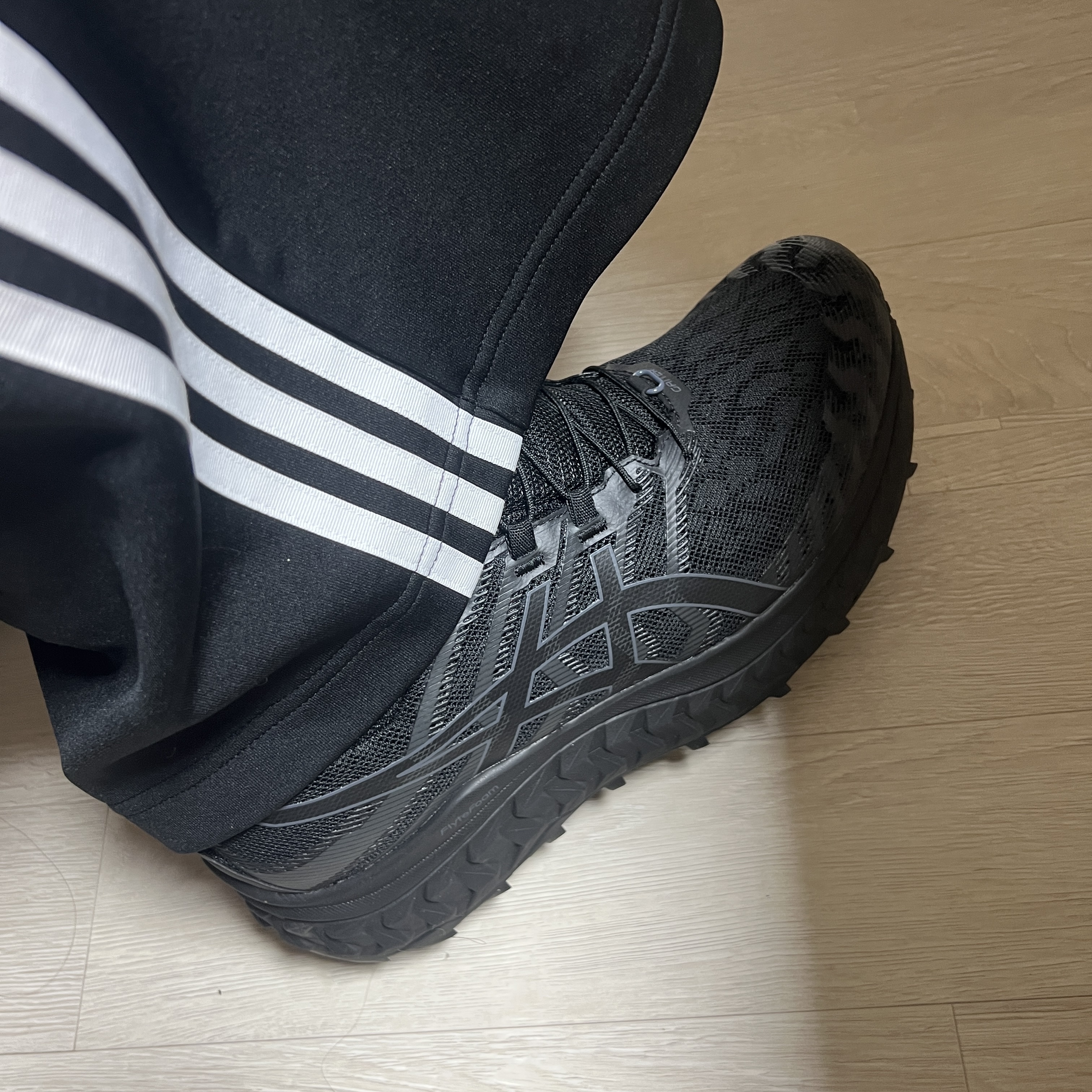 Asics Trabuco Max Black 착용 스타일