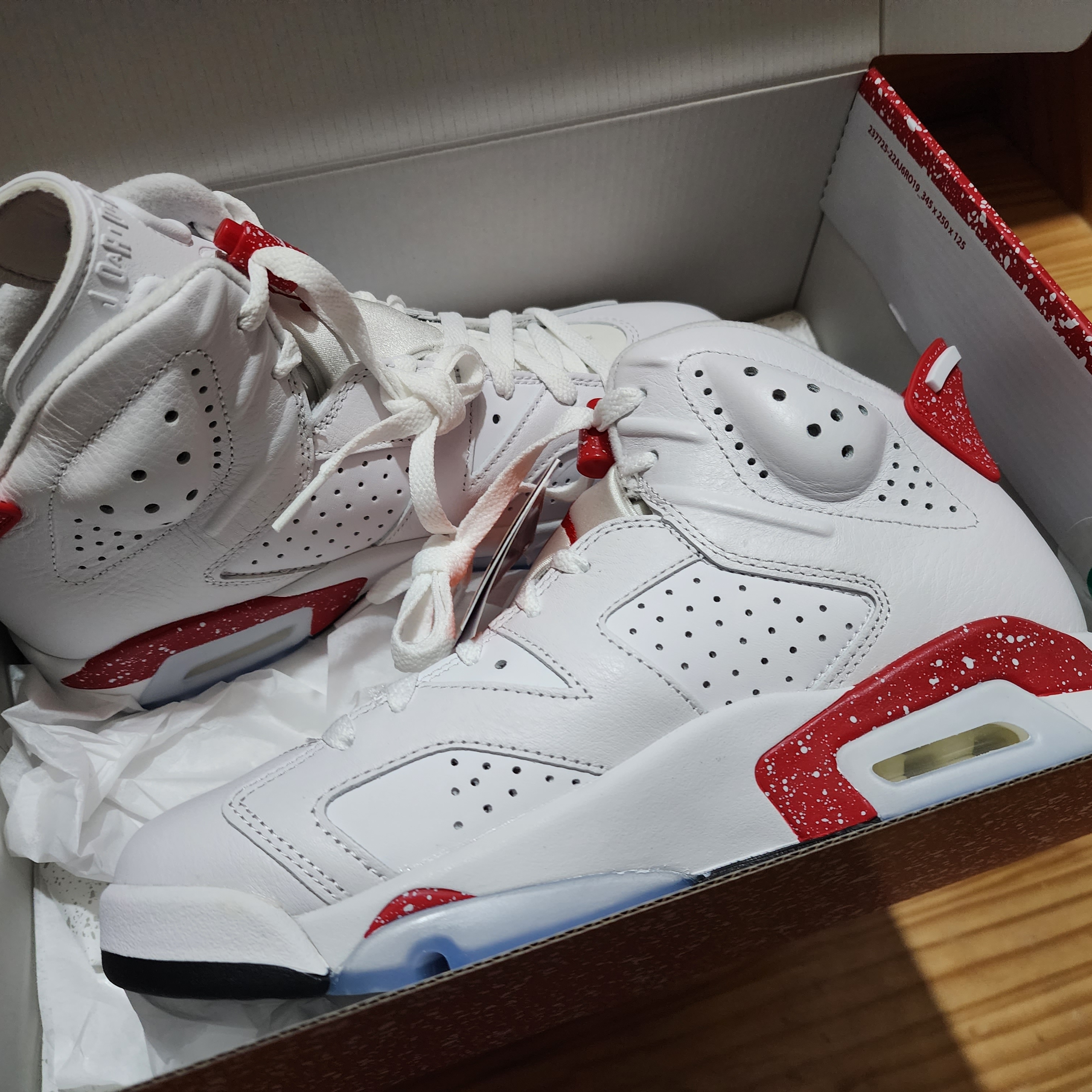 Jordan 6 Retro White and University Red 착용 스타일 - 1