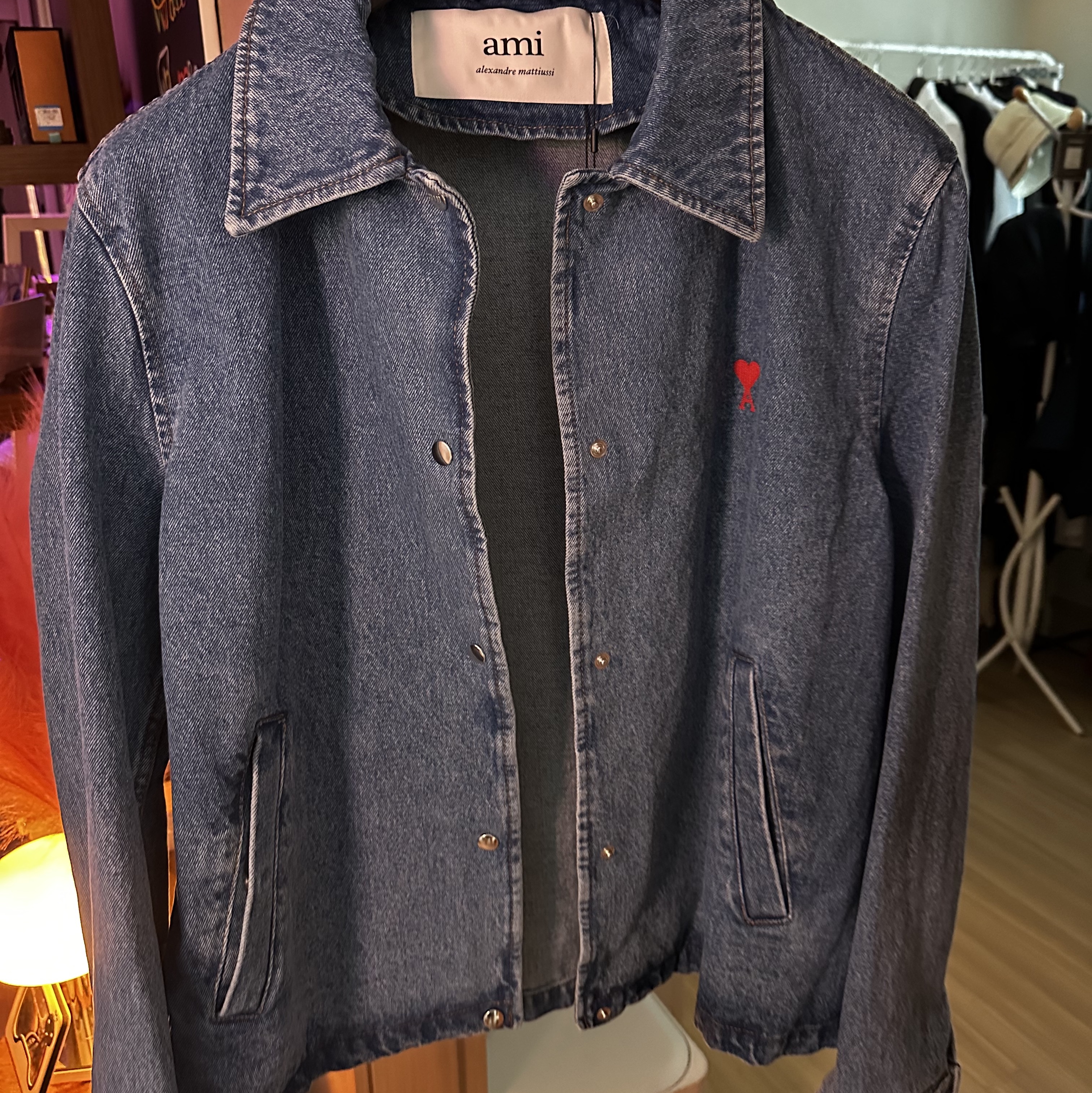 AMI de Coeur Denim Buttoned Jacket Bleached Blue 착용 스타일