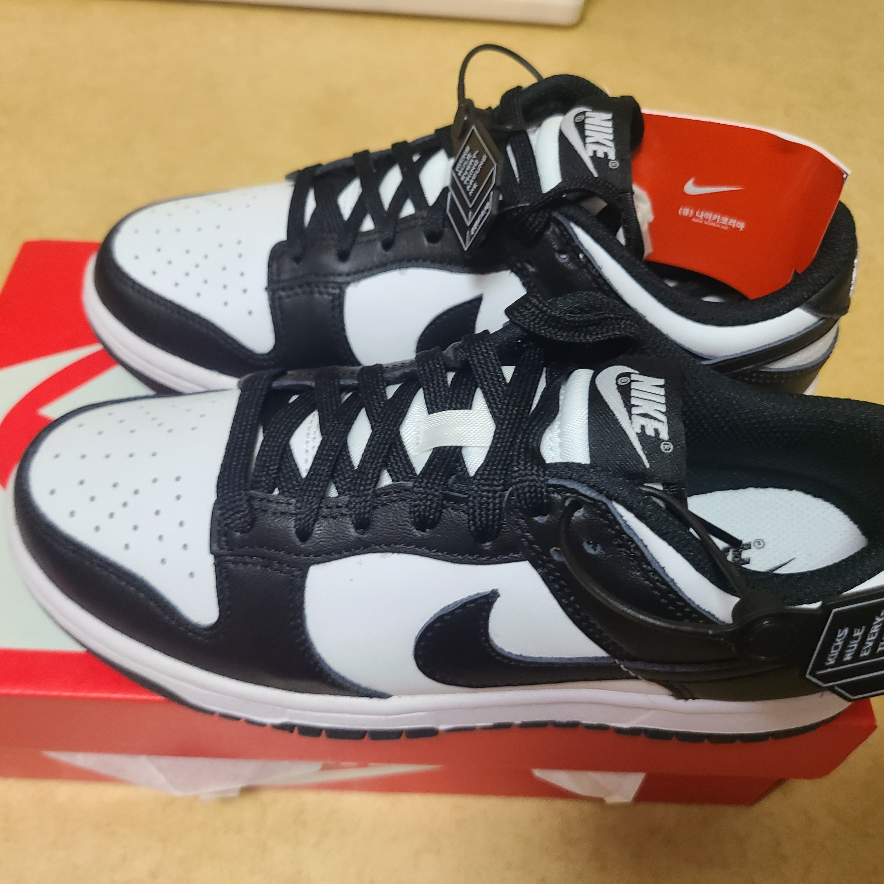 (W) Nike Dunk Low Black 착용 스타일 - 1