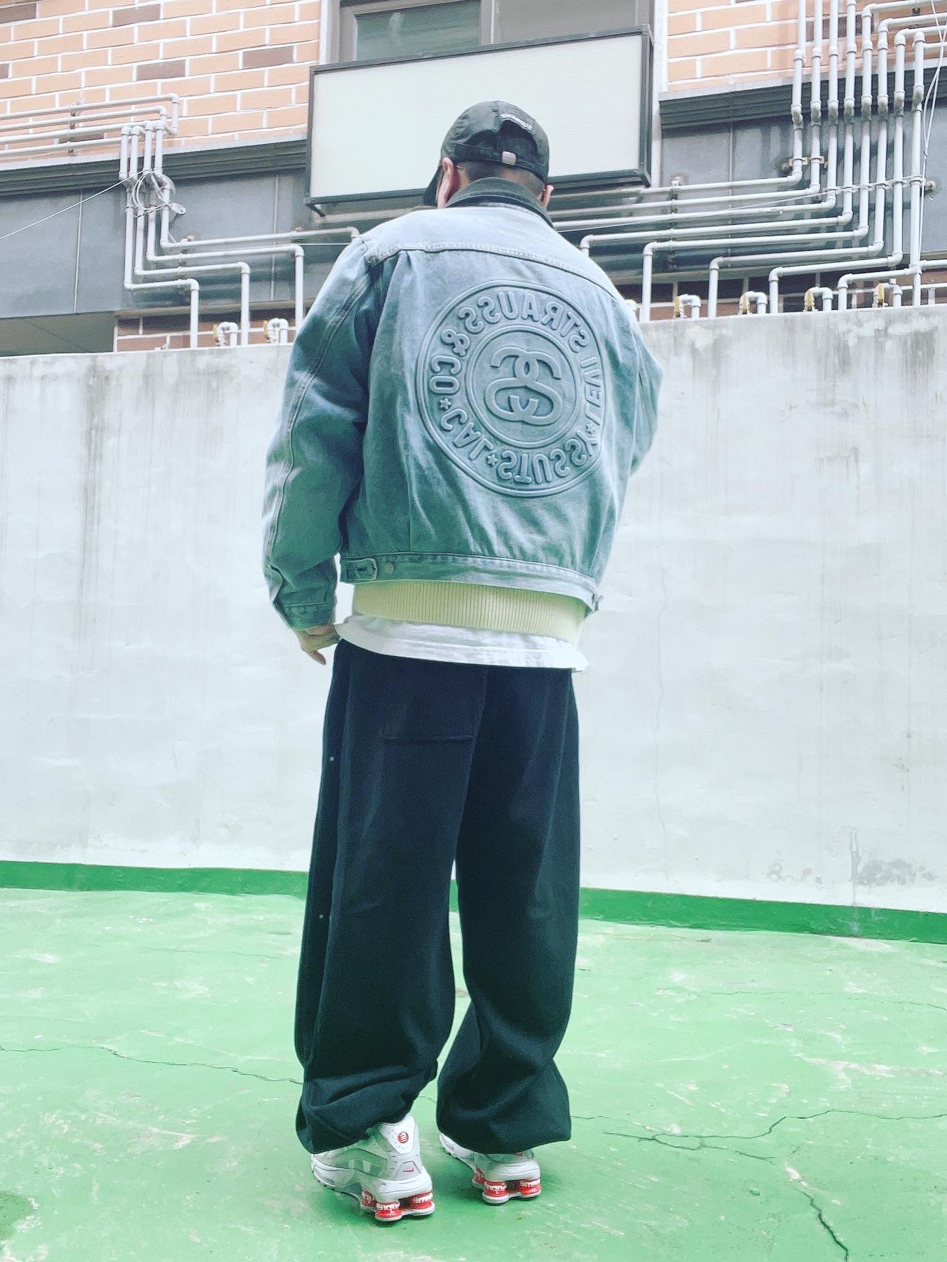 Nike x Supreme Shox Ride 2 SP White, Stussy x Levi's Embossed Trucker Jacket Indigo 착용 스타일 - 2